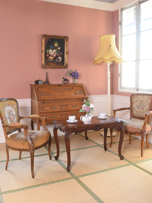 フレンチエレガントの | フランスの家具を畳に置いて作るワントーンコーデの和室
