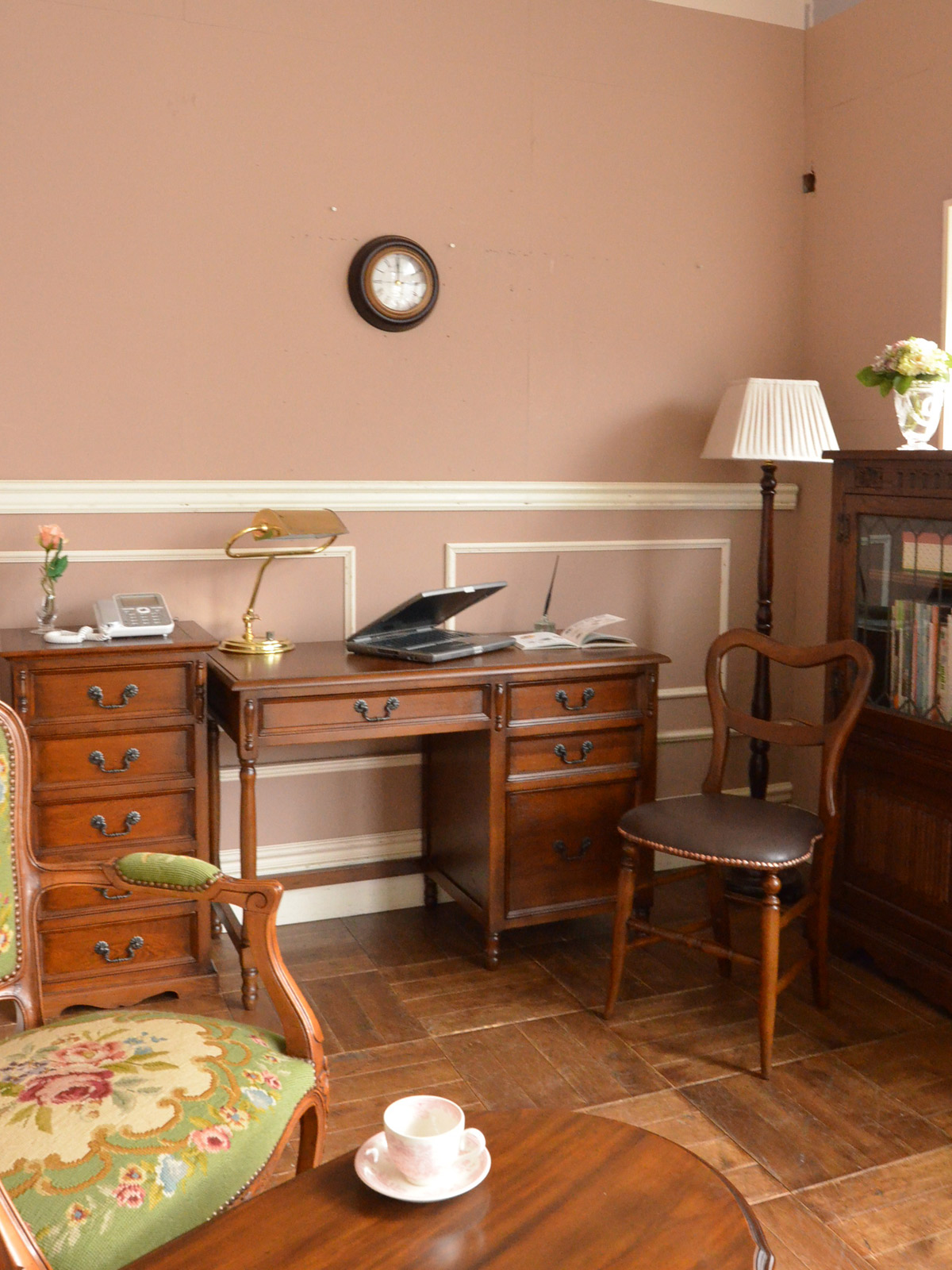 英国クラシックの | アンティーク風の家具で作る自分だけの書斎スタイル