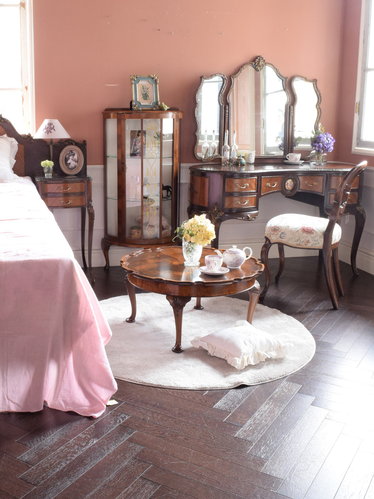 フレンチエレガントの | 眠りの時間も優雅に･･･ウォルナット材で統一された寝室