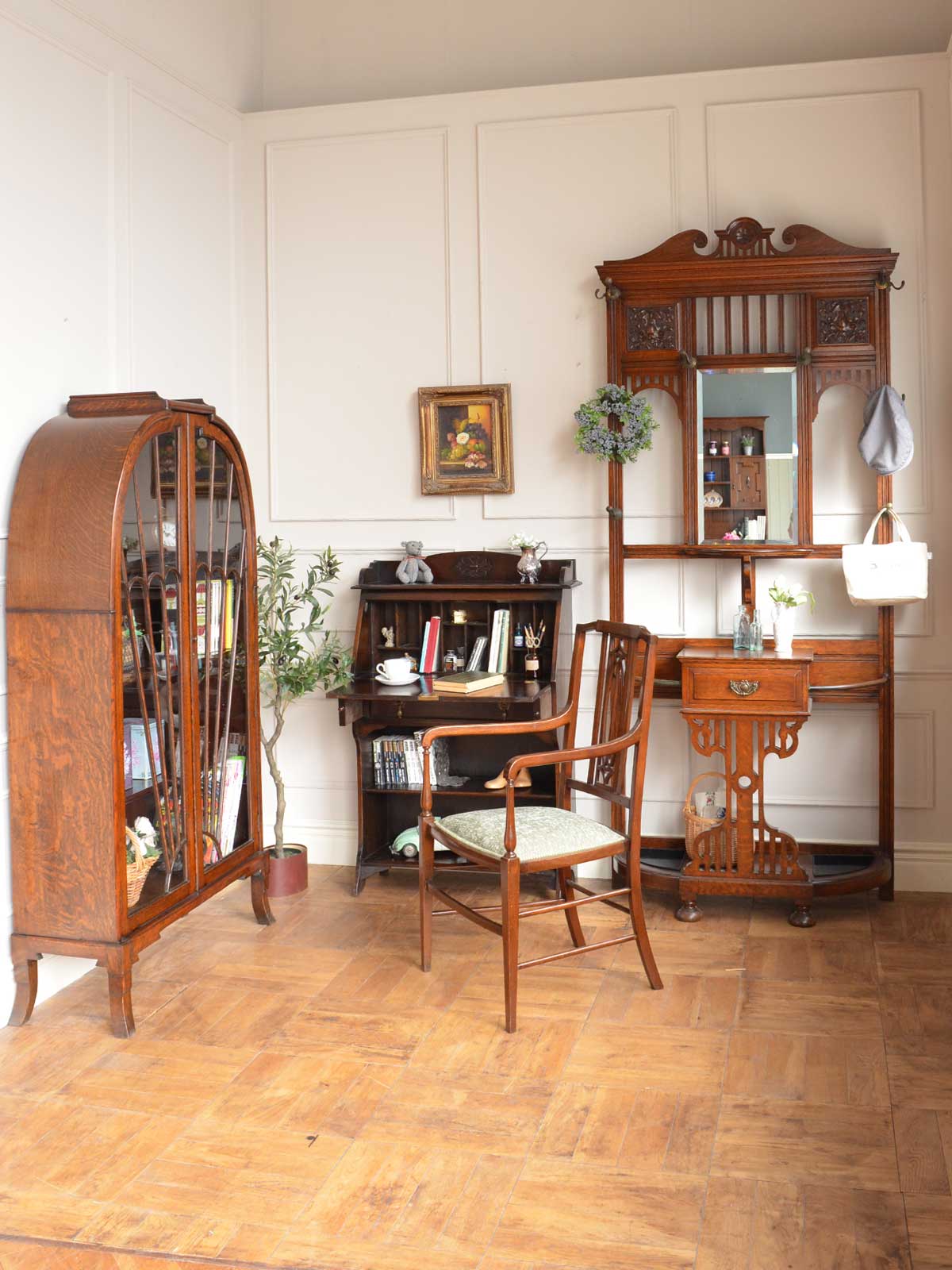 英国アンティークの | オーク材で統一した重厚な書斎に優しい雰囲気を吹き込むマホガニーの椅子