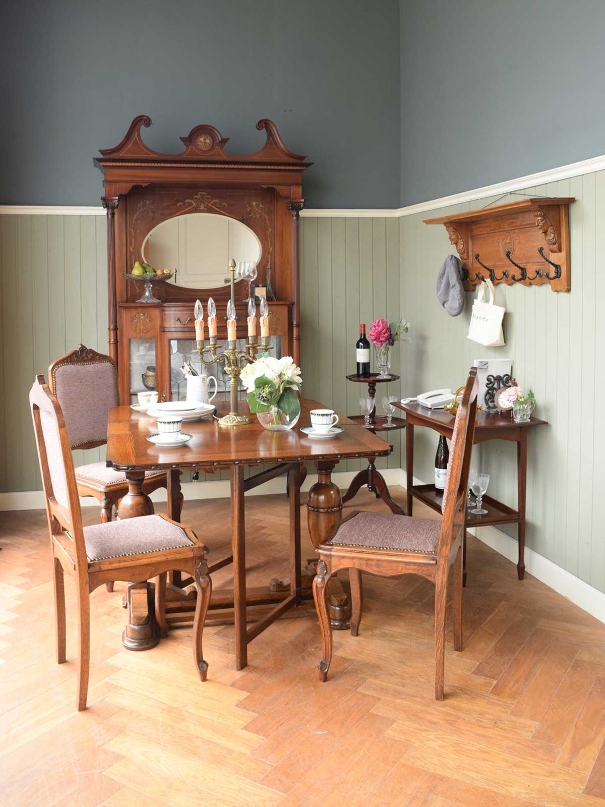 英国アンティークの | お祝い気分の食卓を華やかにするめずらしい家具のハーモニー
