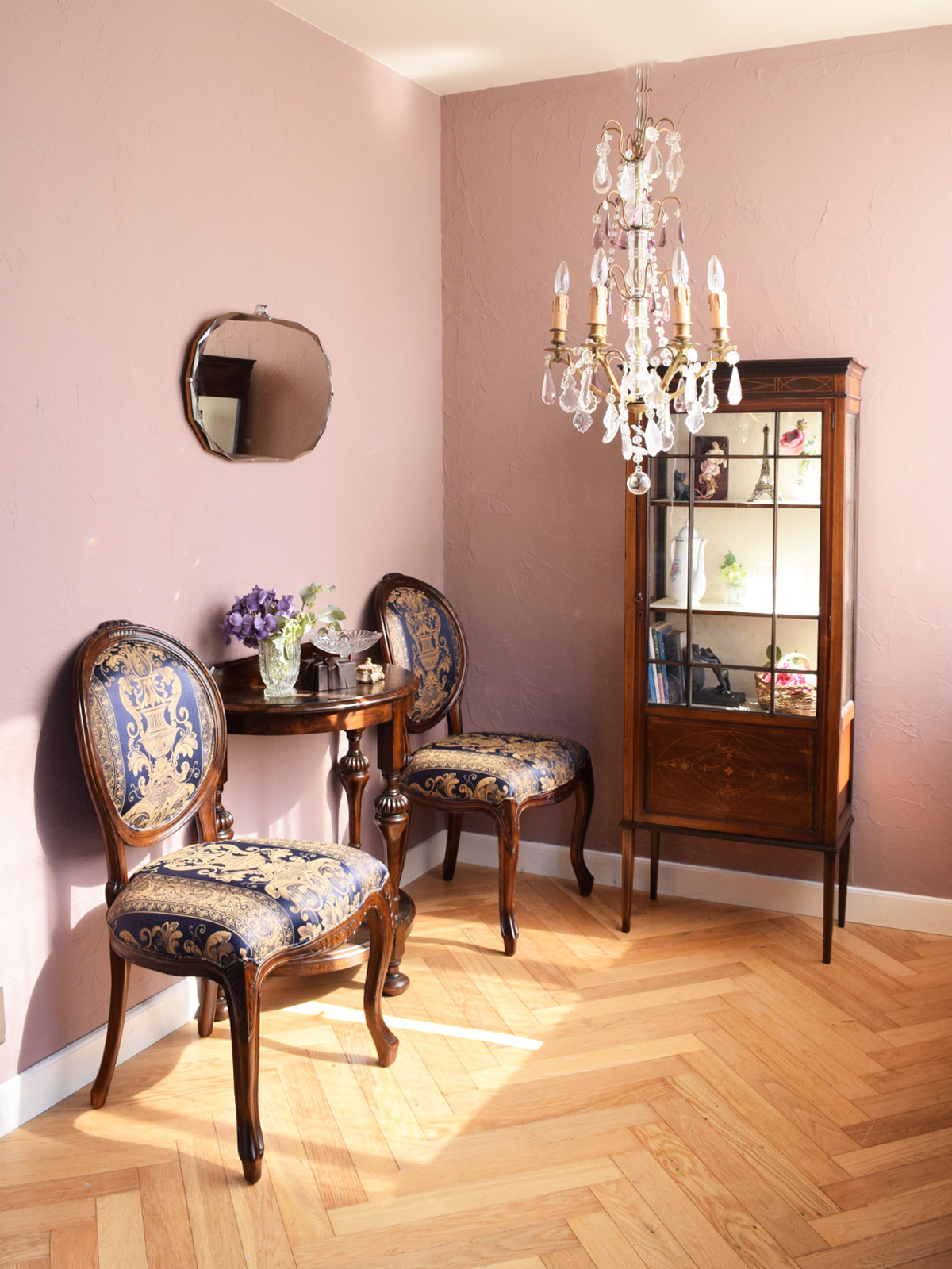 英国アンティークの | アンティーク家具の中に忍ばせたアンティーク風の椅子と作る玄関