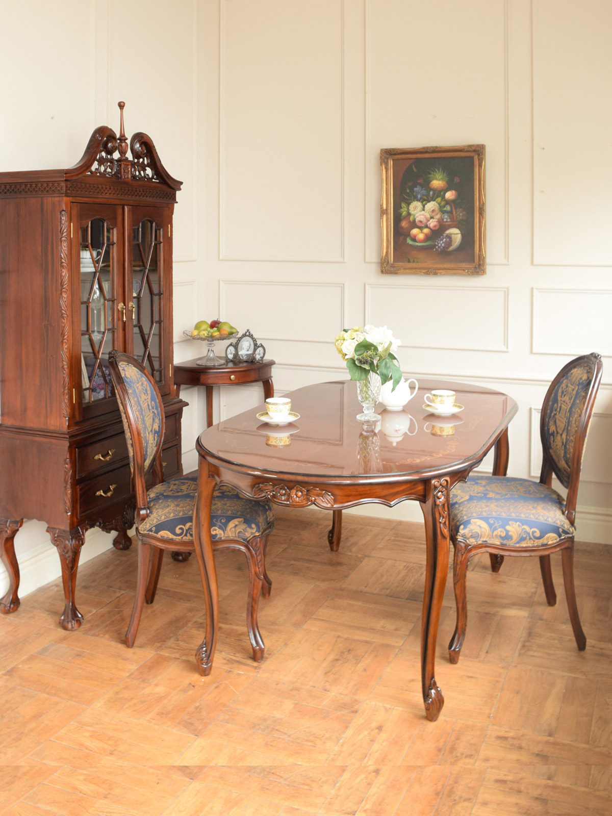 英国クラシックの | アンティーク風の家具を使ってトータルコーディネイトした食卓