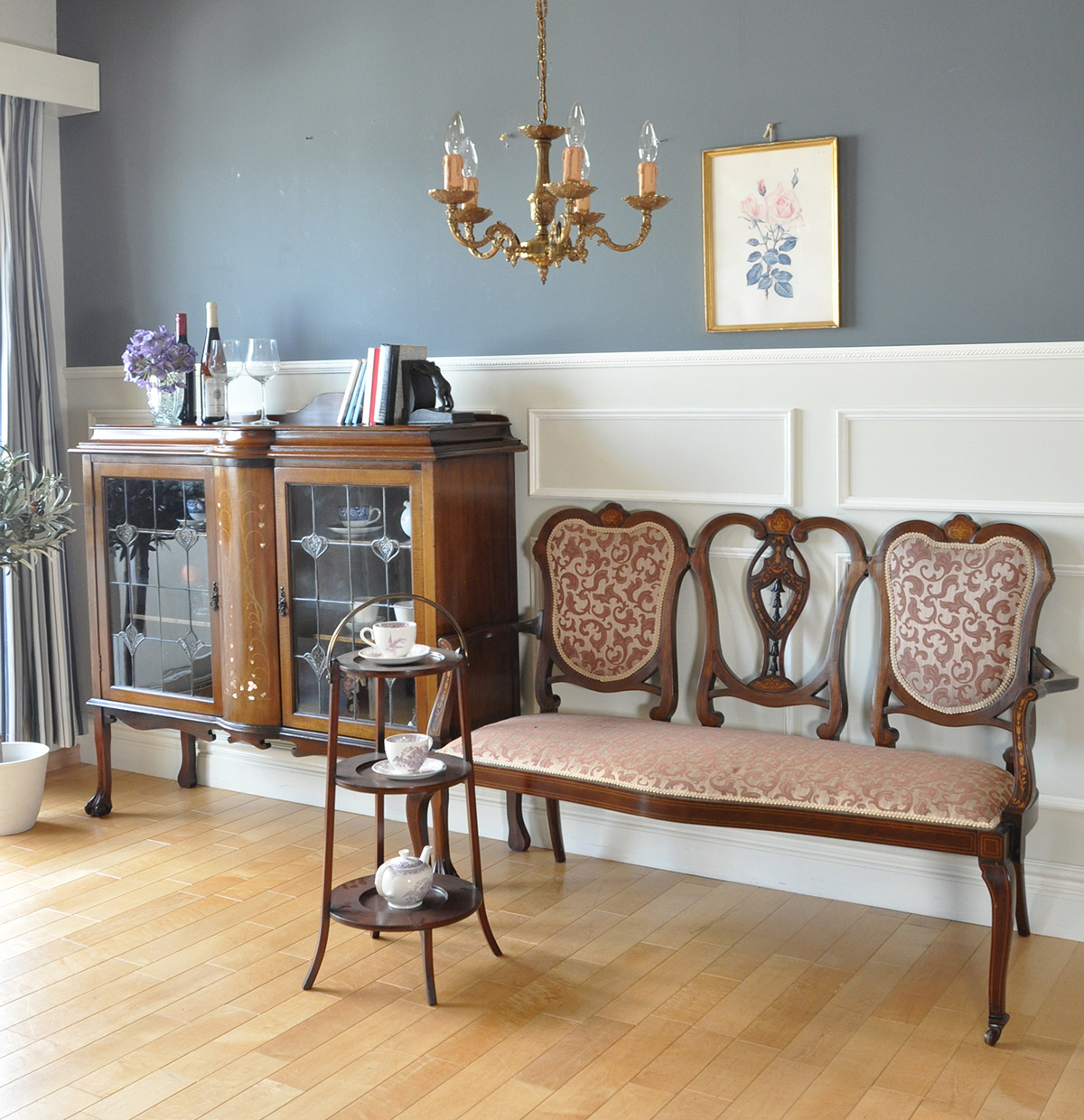 英国クラシックのリビング | 存在感のある家具を並べて作るカレーを食べる前の前室
