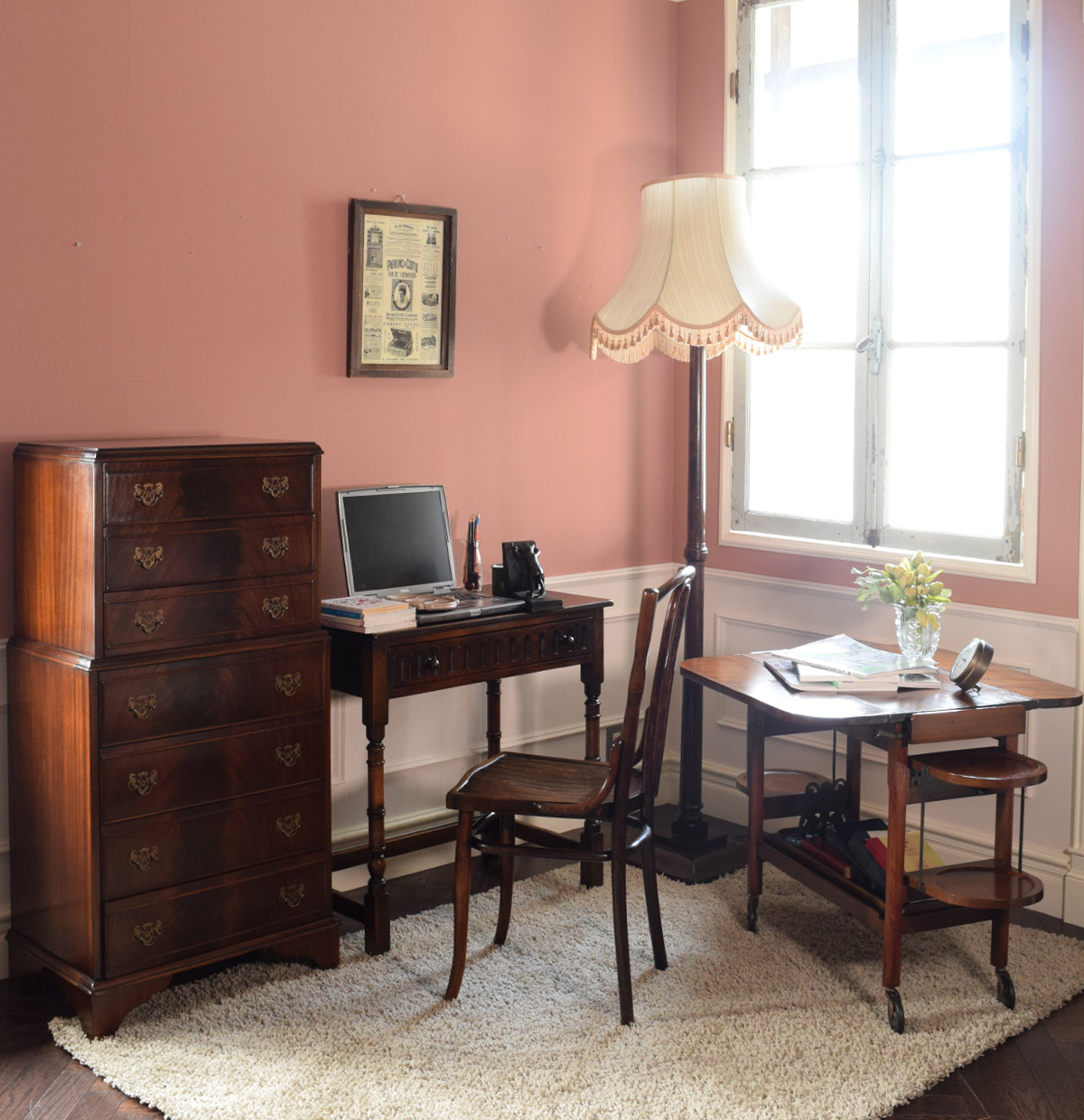 英国アンティークの | 濃い色の家具で組み合わせた落ち着いた雰囲気の書斎