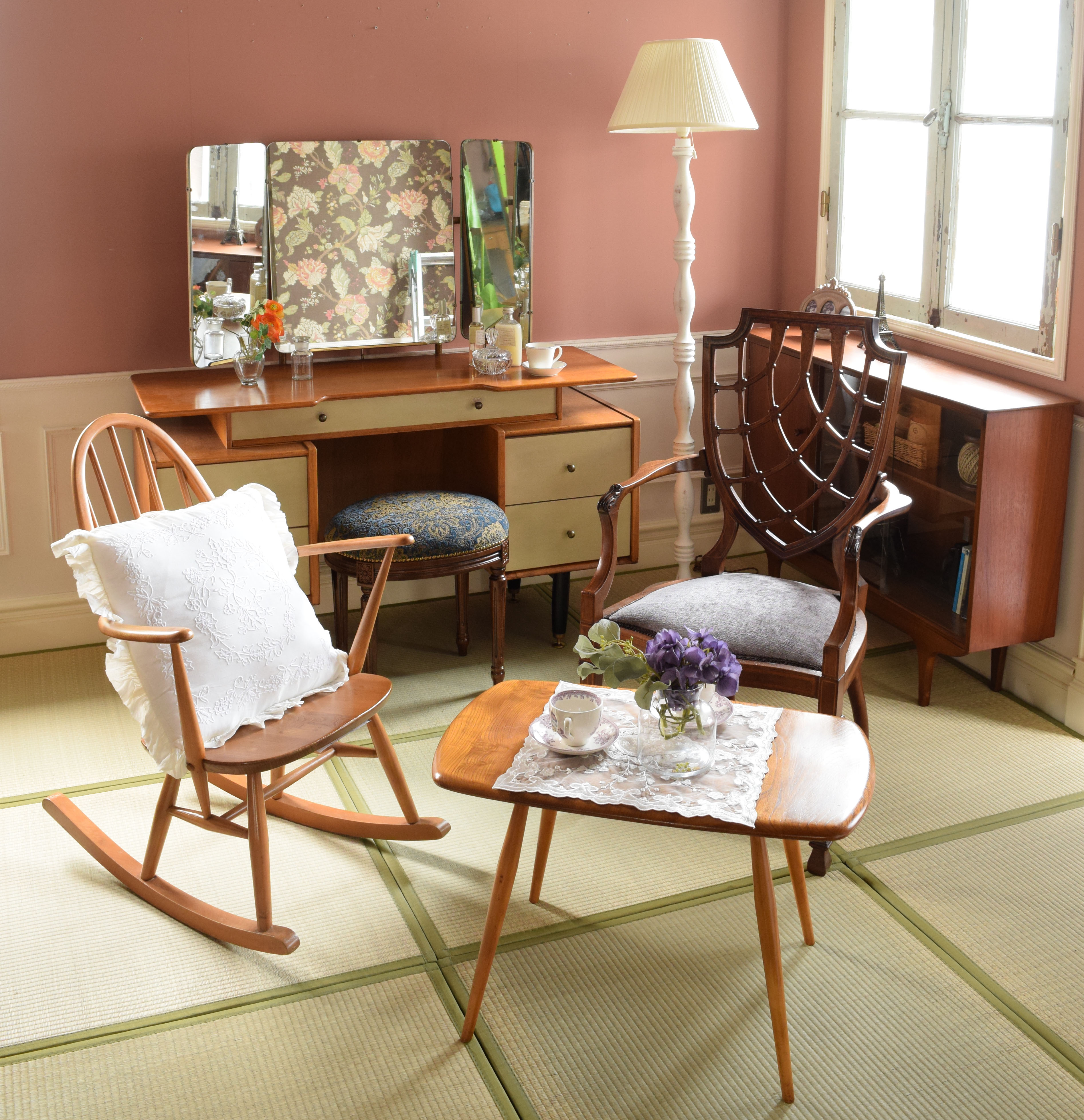 北欧ビンテージの | 北欧スタイルの家具の中にクラシックな椅子を投入した和室