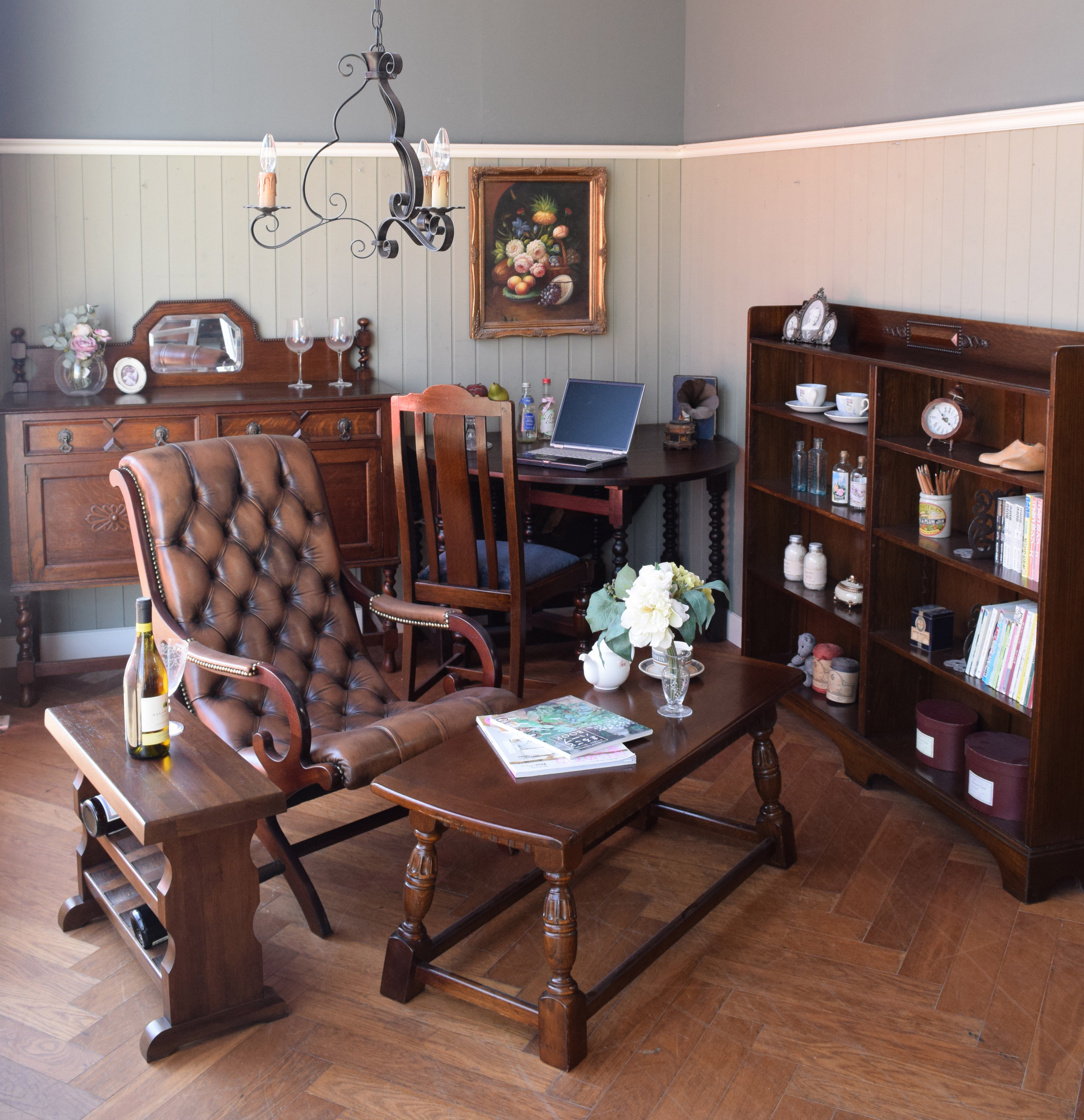英国アンティークの | チョコレート色と革がポイント英国スタイルの書斎