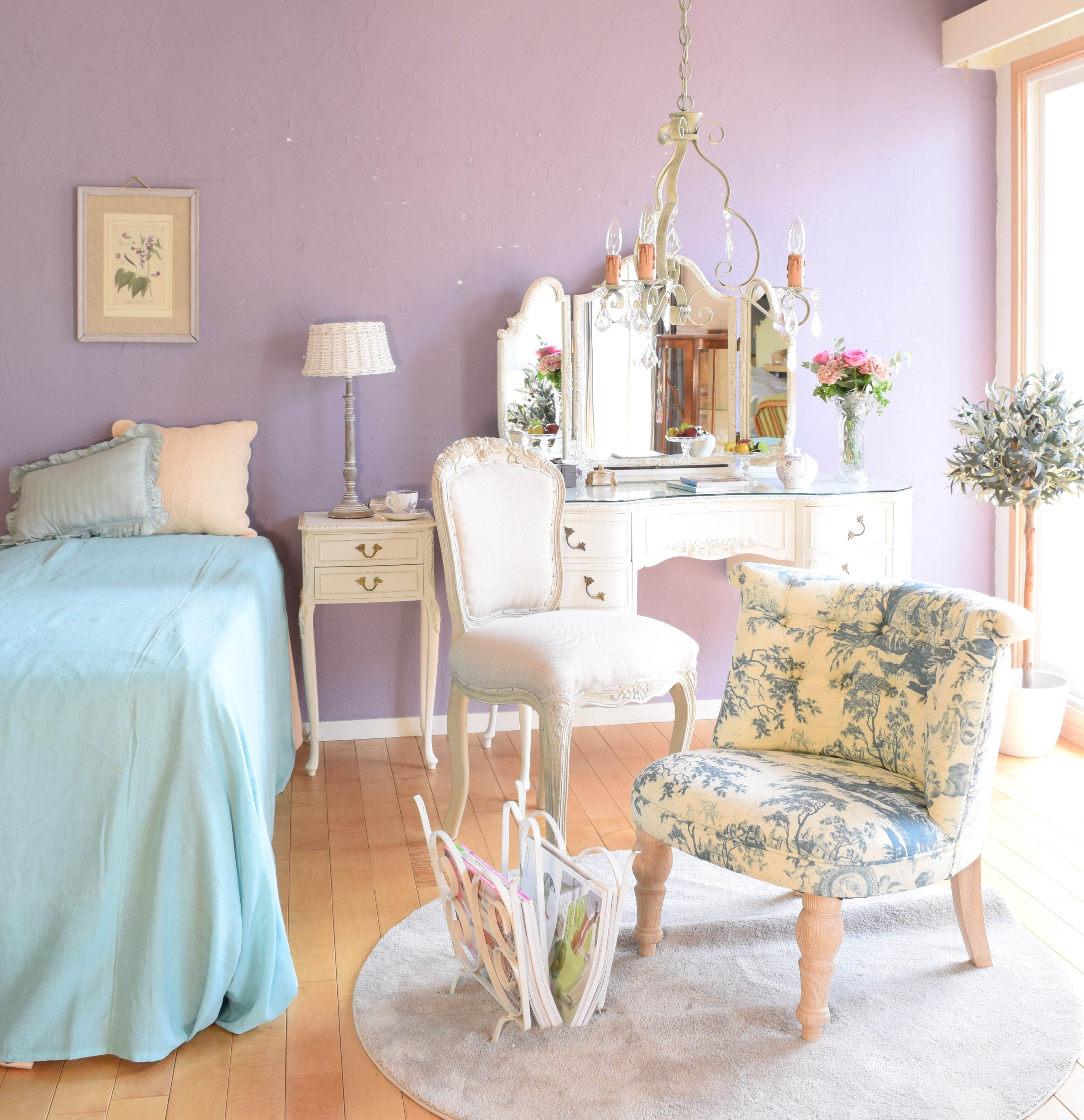 フレンチエレガントの | ゆったりとした気分で眠れるラベンダー色の寝室