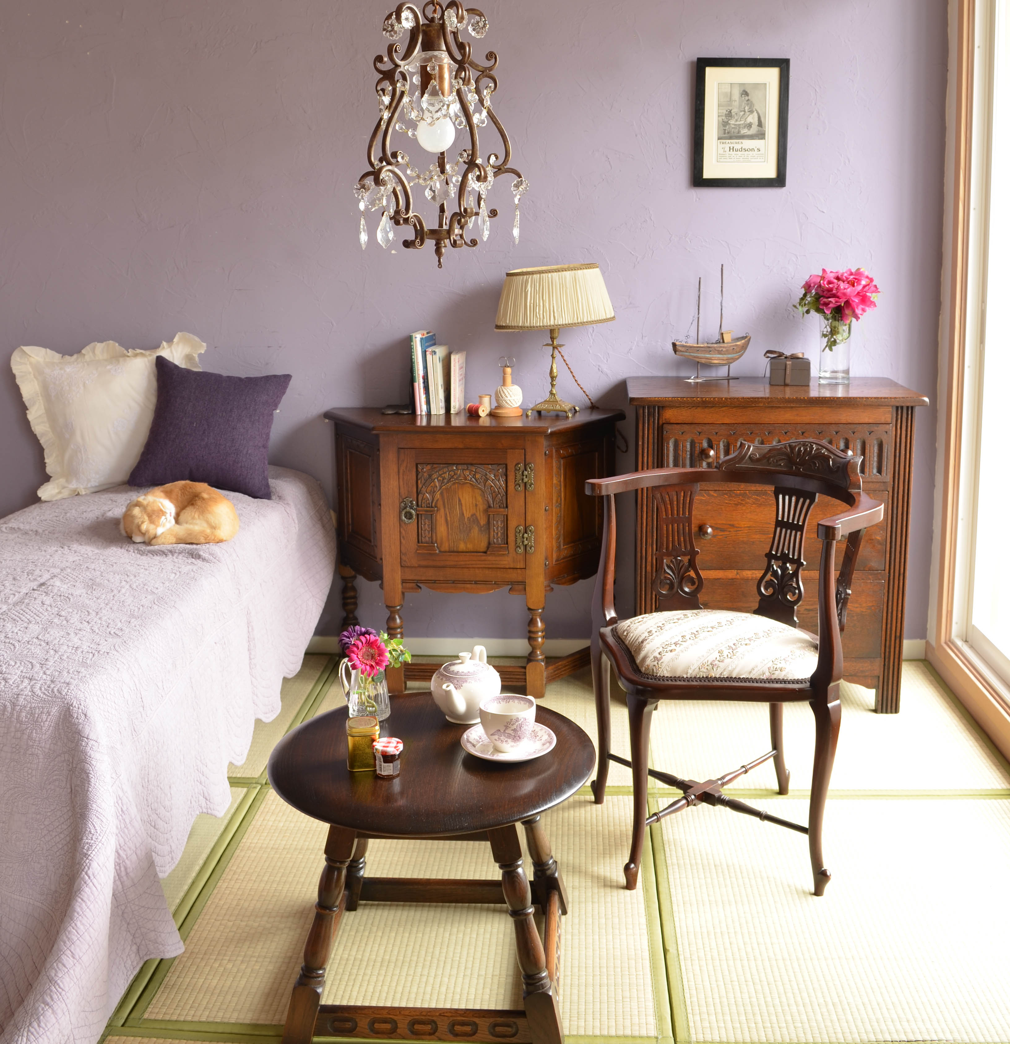 英国アンティークの | 気持ちよさそうな猫と一緒すやすや眠るパープル色の寝室