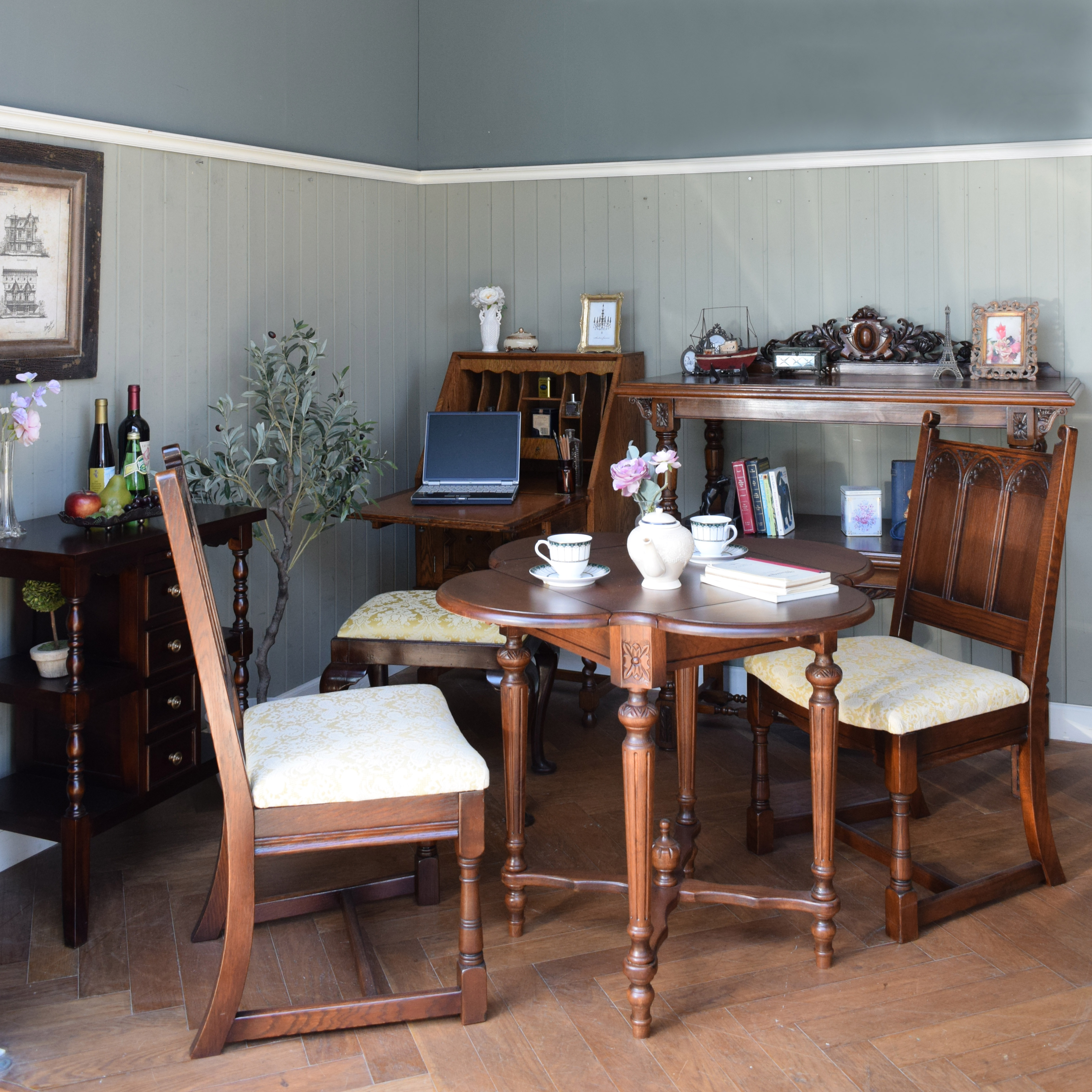 英国アンティークの | ゴシックスタイルの家具を中心にお茶を楽しむ書斎