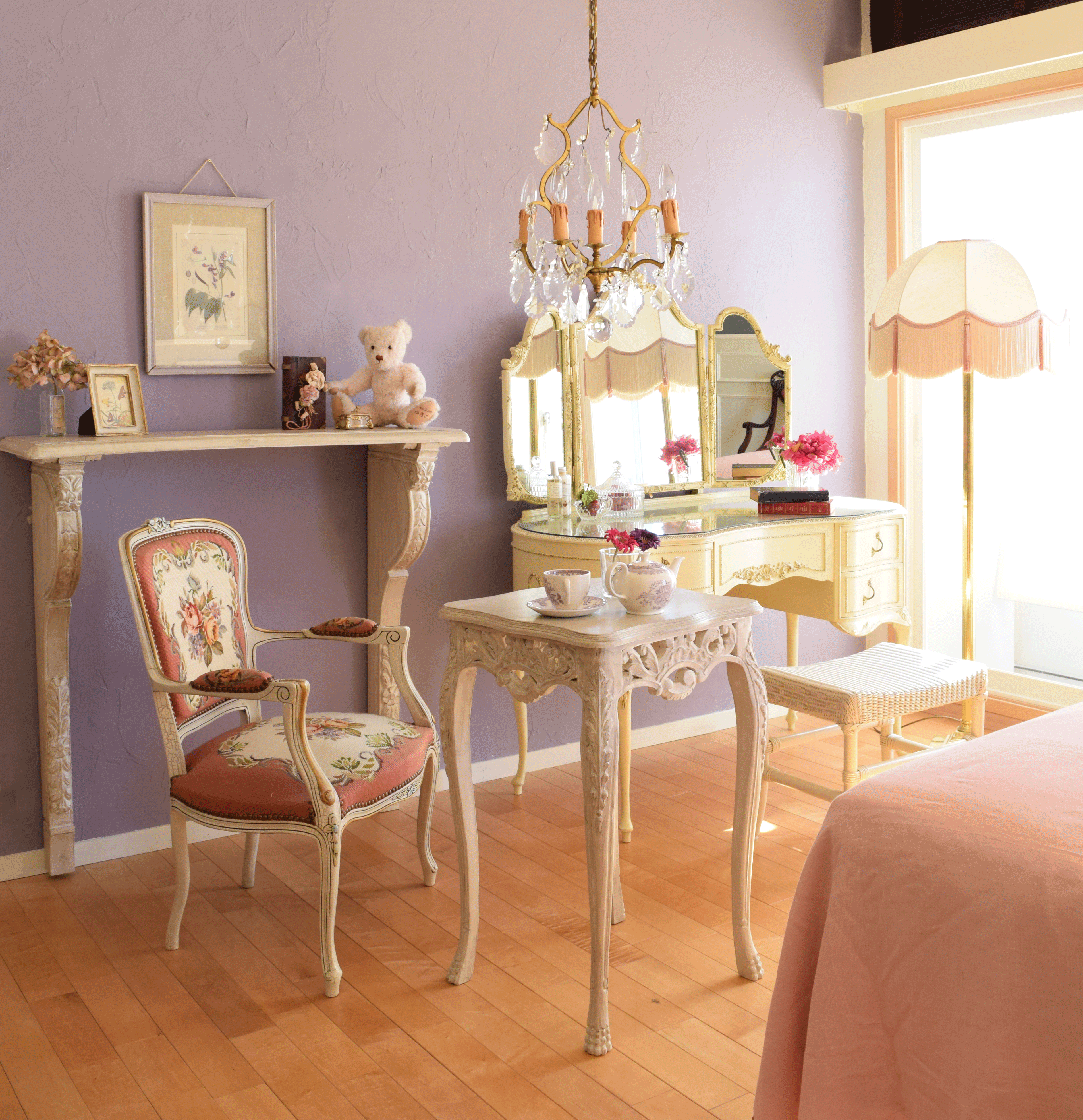 フレンチエレガントの | ピンク×白×真鍮女子力高めの寝室