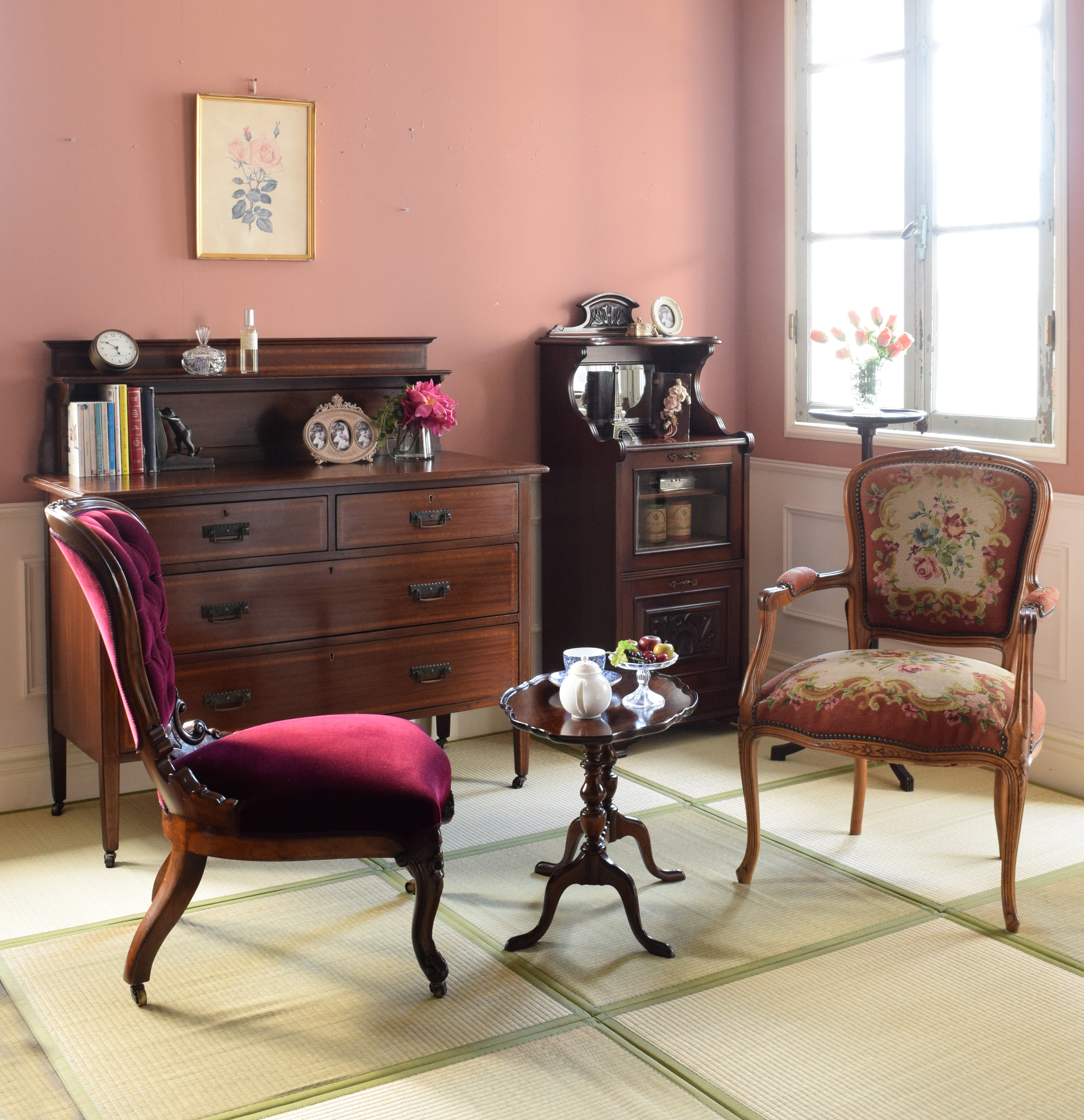 英国クラシックの | 高さがピッタリの家具を並べたマホガニー材の和室