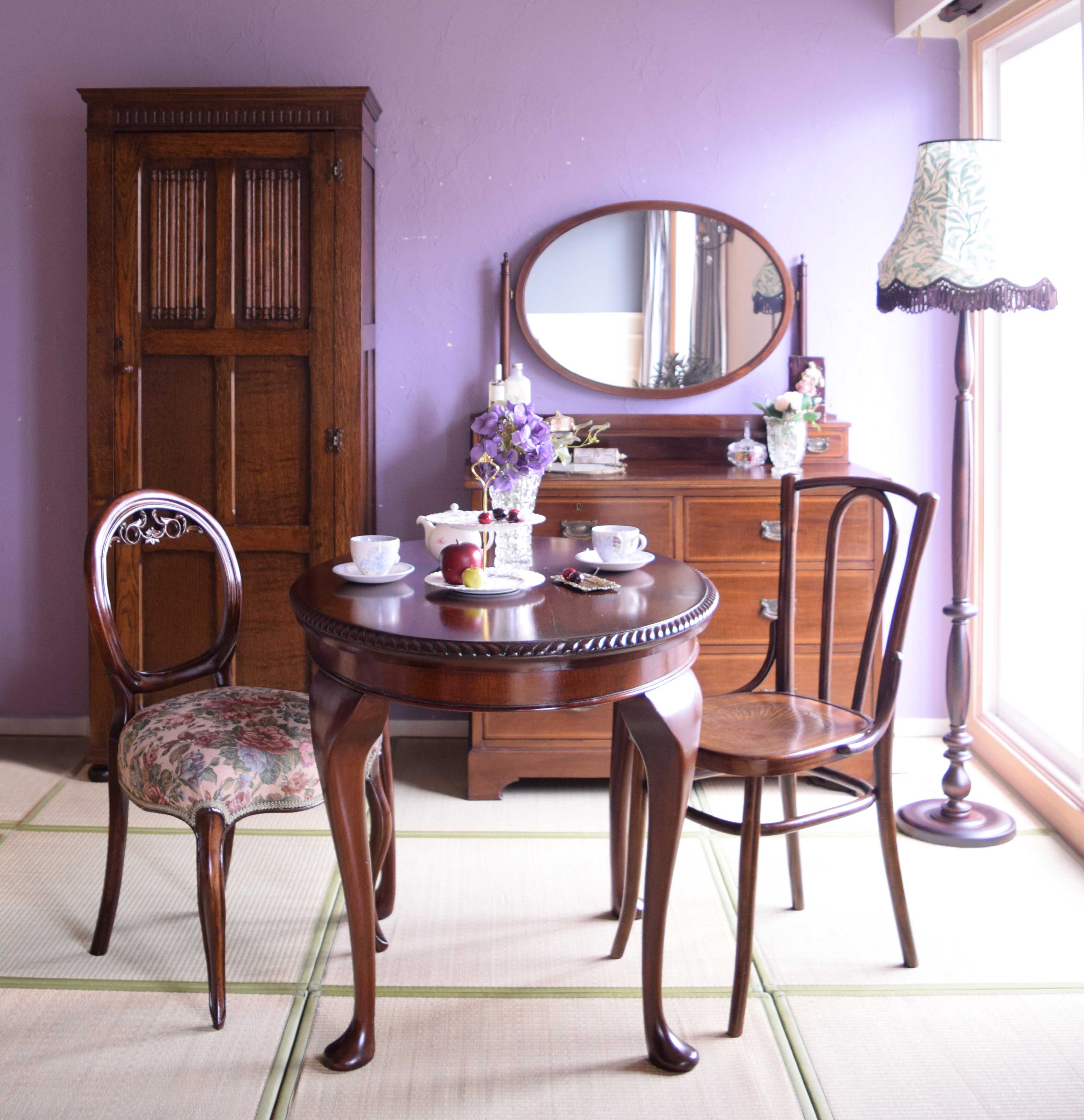 英国クラシックの | マホガニー材のテーブルが中心和室でおしゃれティータイム
