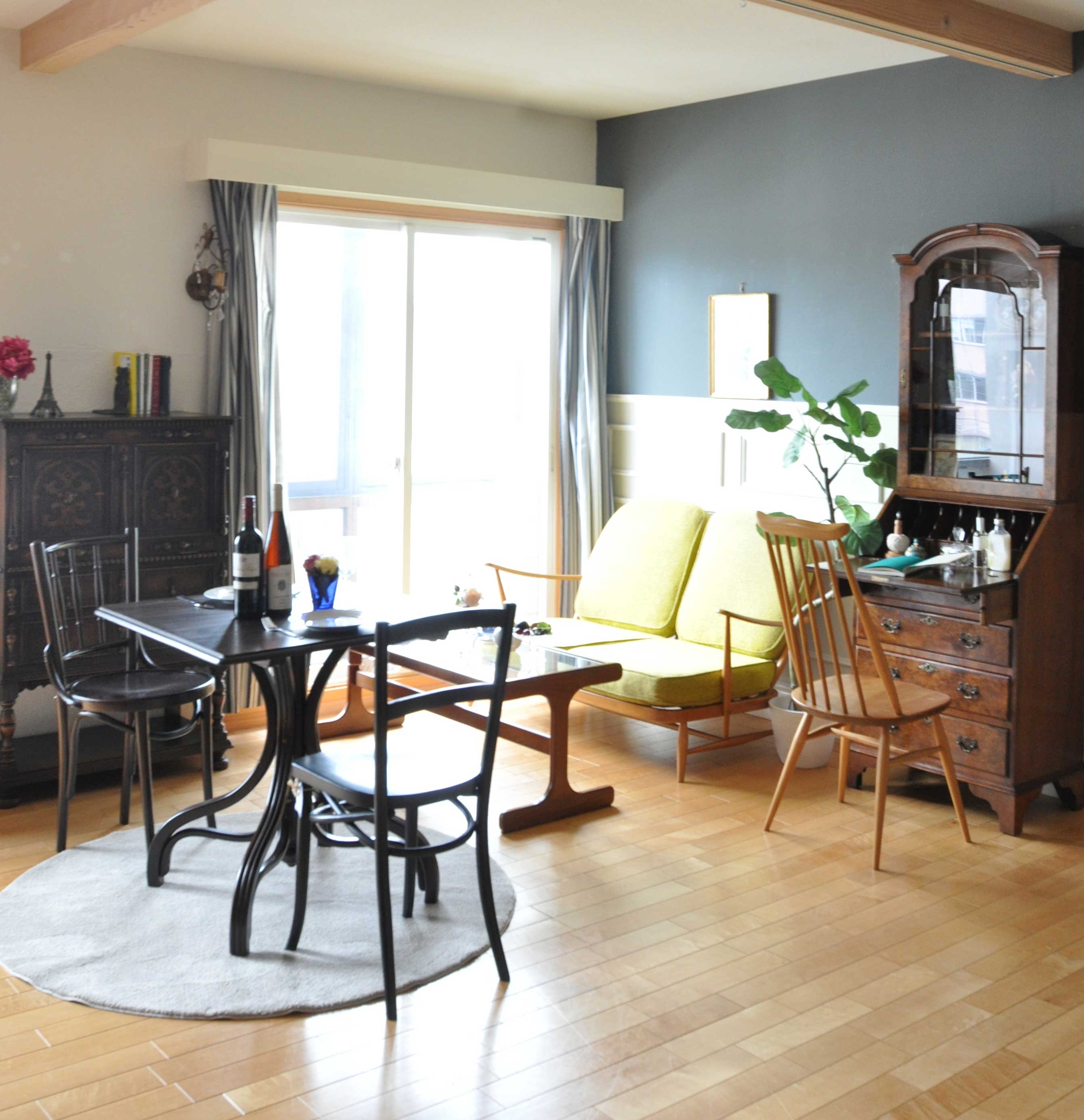 ハンドルスタイルのリビング | 家具の色で境界線を作った都会のマンションLDK