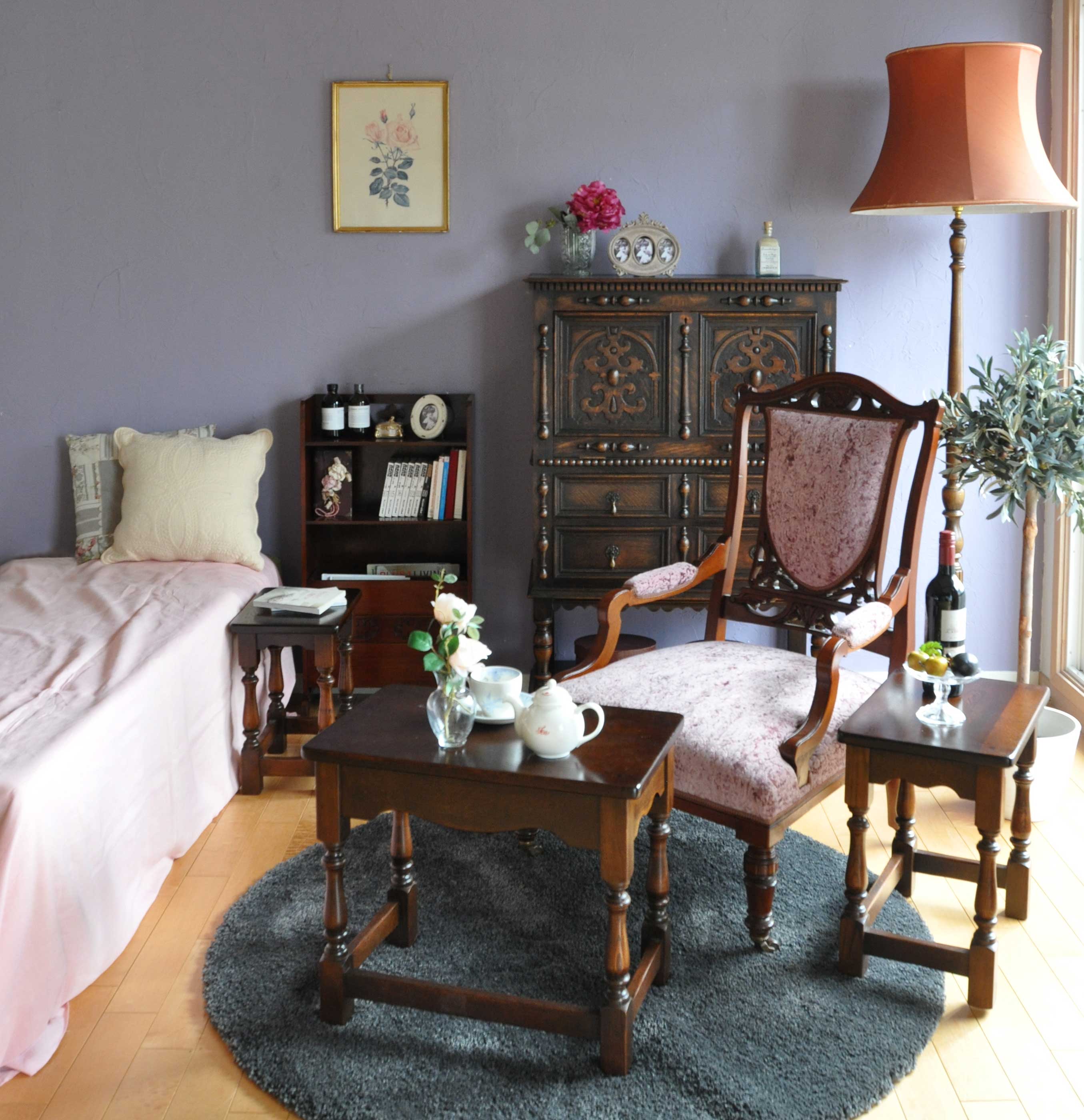 英国アンティークの | 中秋の名月を楽しむチョコレート色の寝室