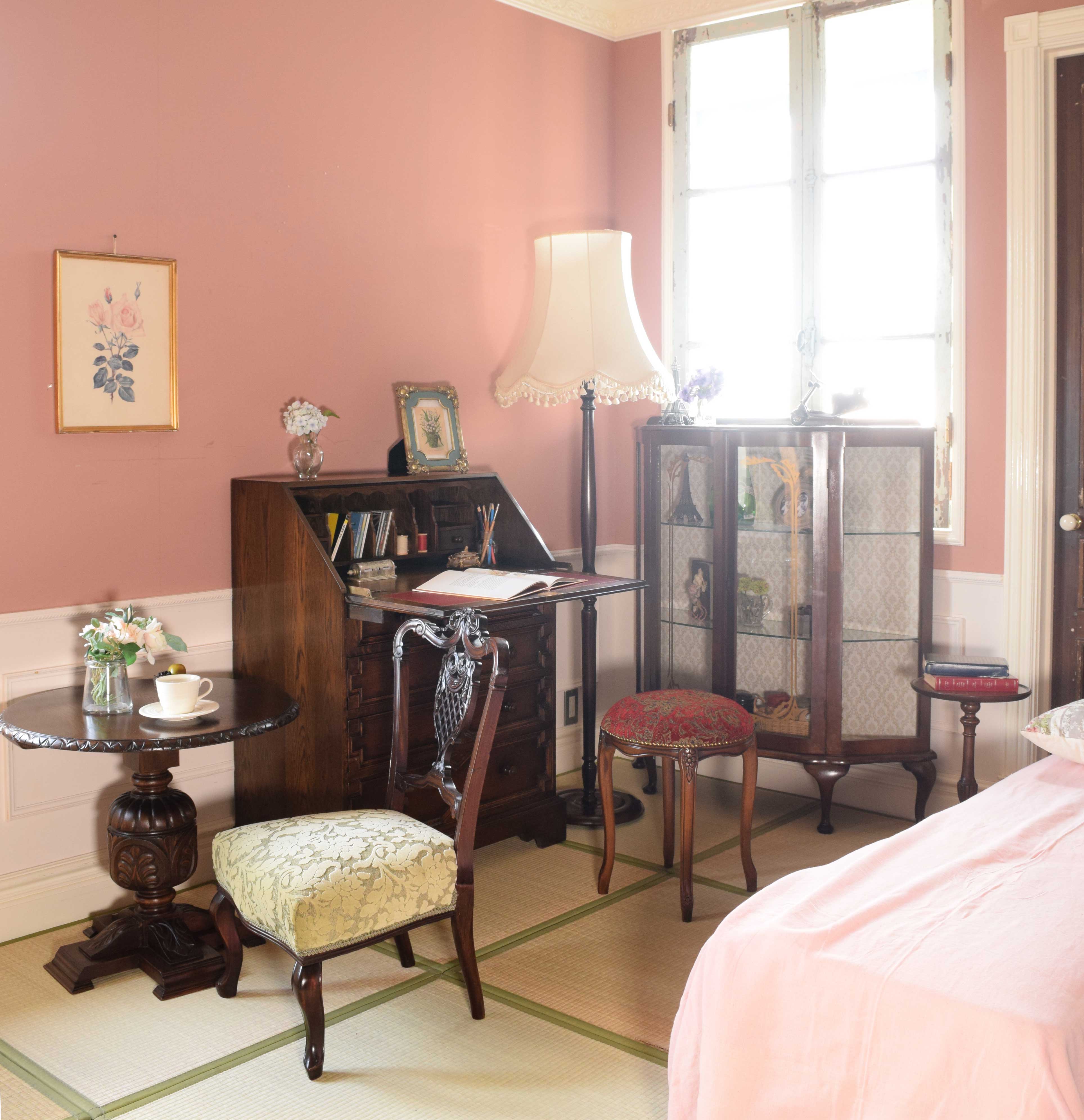 英国アンティークの | 見られることを意識した美しい家具を並べた和室