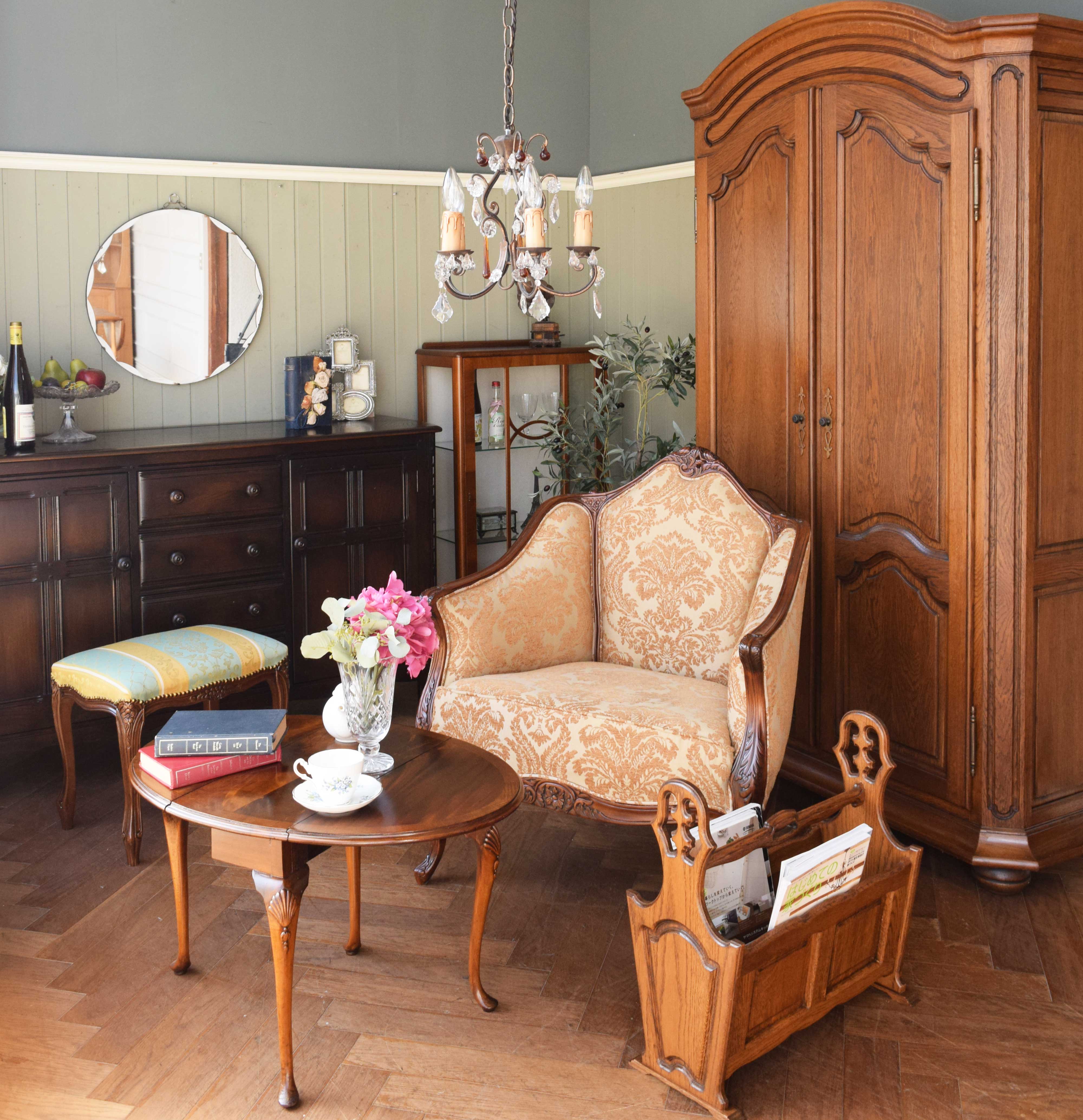 北欧ビンテージのリビング | アンティーク調の椅子を中心におしゃべりを楽しむ家具