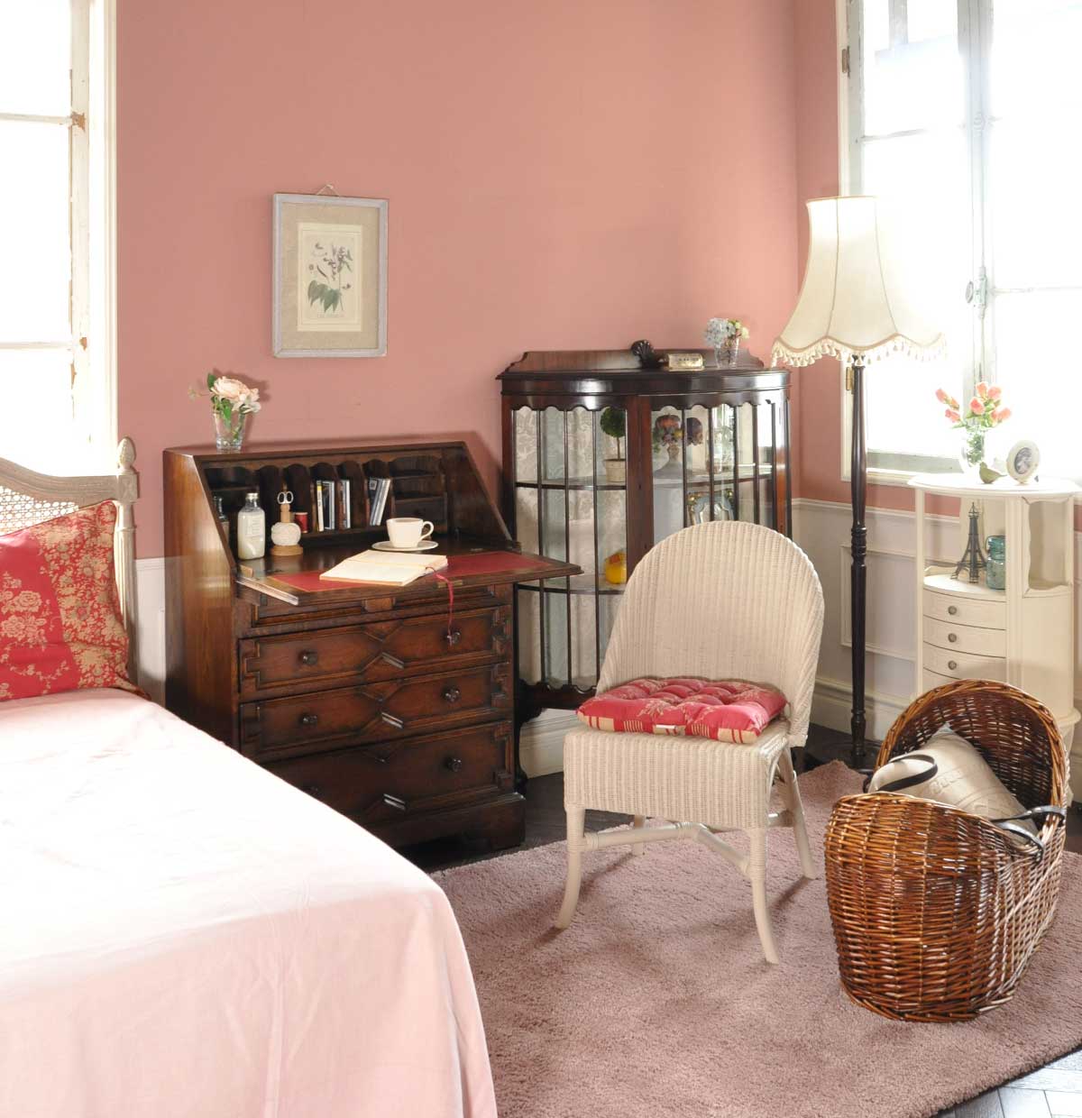 英国アンティークの | 可愛らしさとカッコよさ両方が感じられる寝室