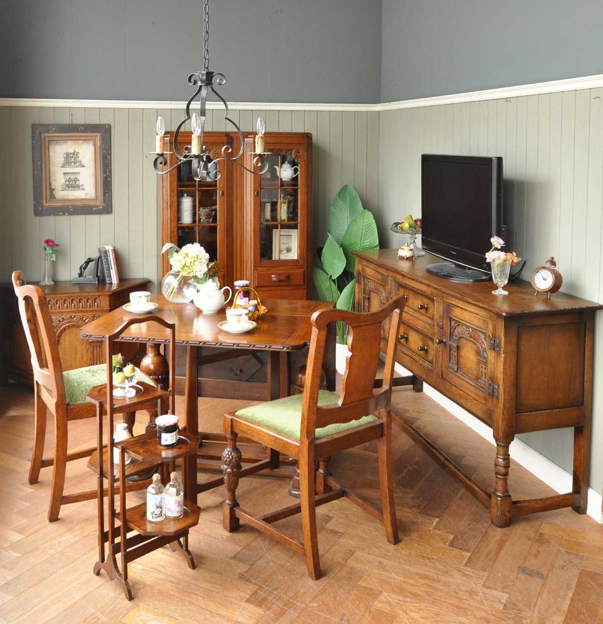 英国アンティークの | 彫がたっぷり入った家具でトータルコーディネートのお祝い食卓