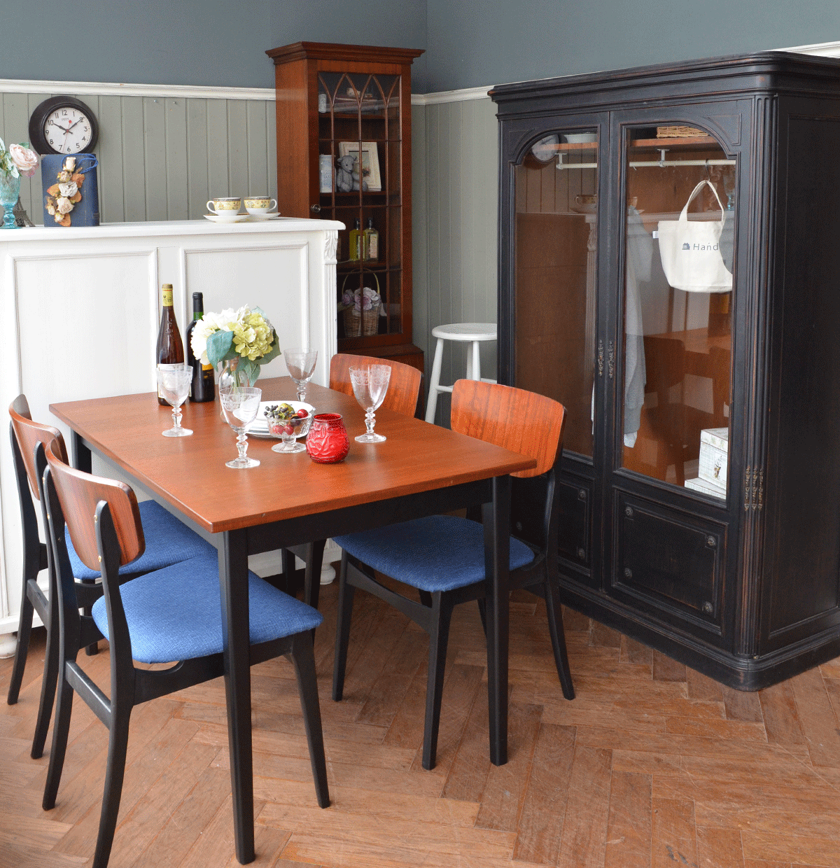 北欧ビンテージの | テーブルの色が鮮明に見えるペイント家具を使った北欧の食卓