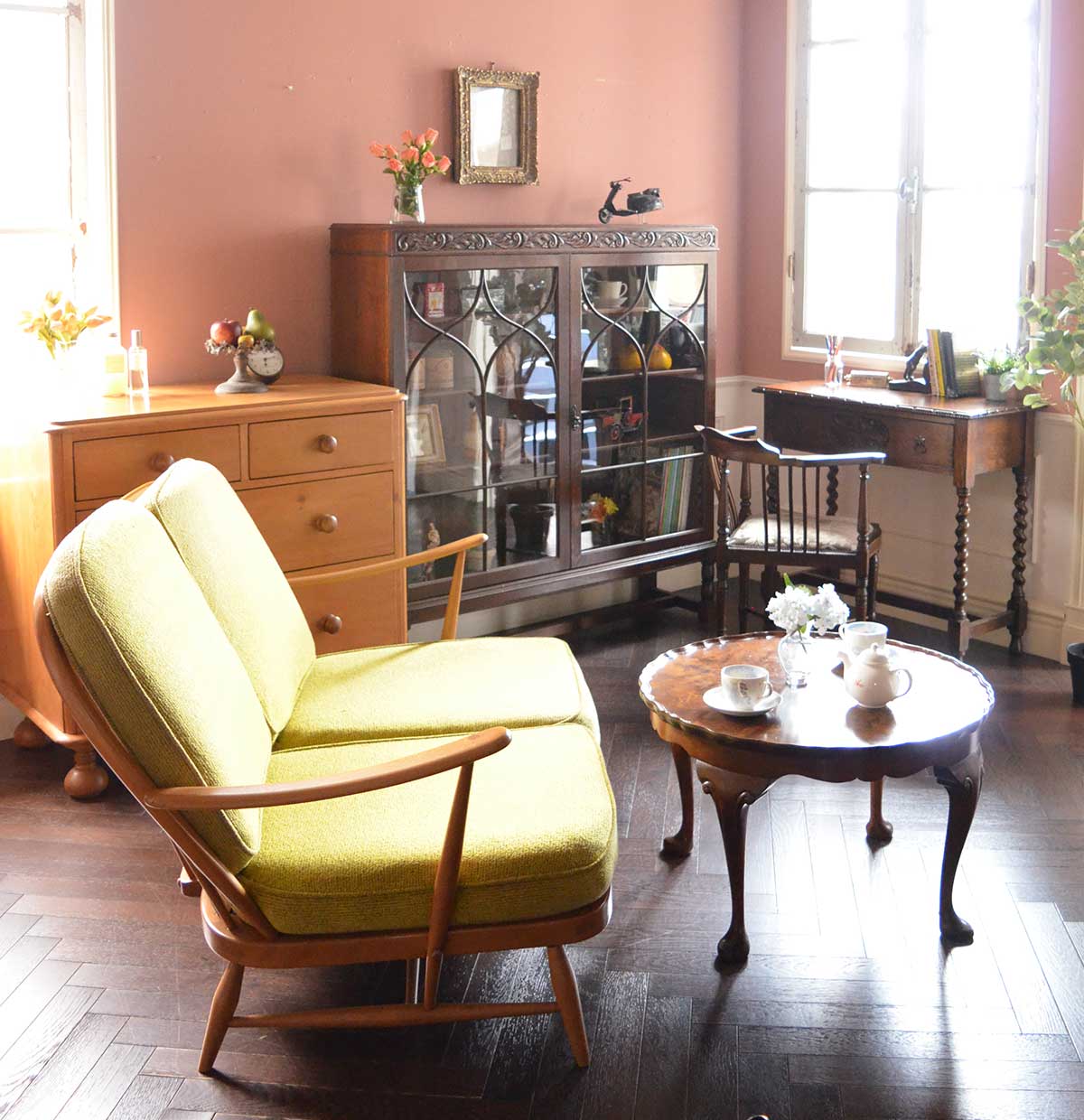 ハンドルスタイルの | 家具の色を変えて区切るおしゃべりが止まらない書斎