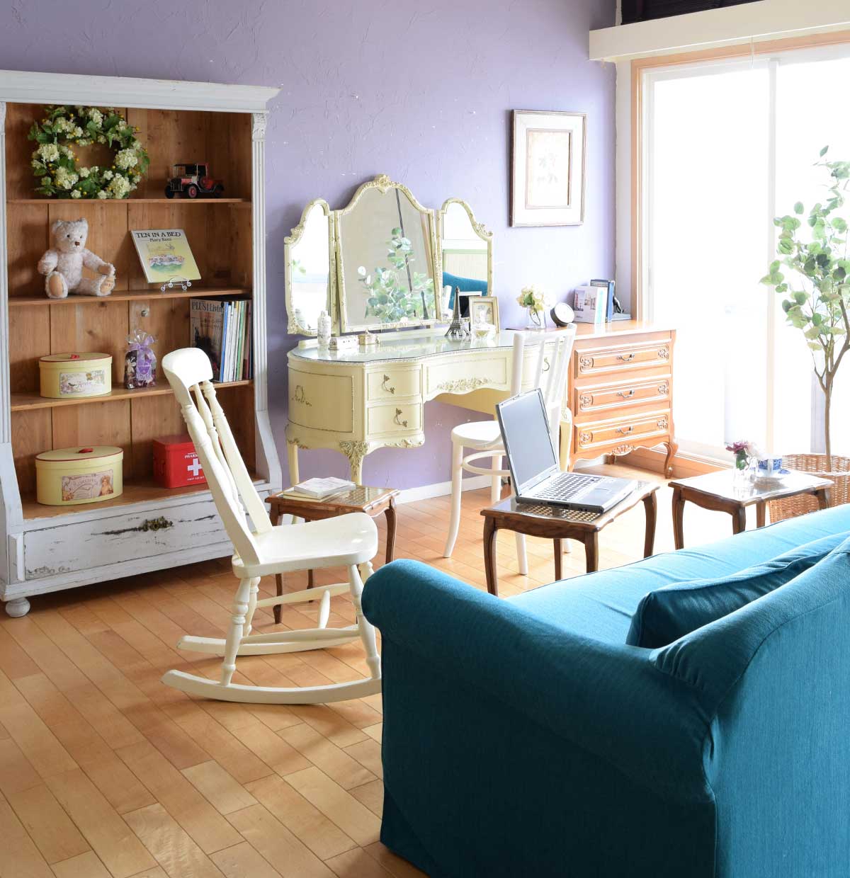 ナチュラルカントリーのリビング | 青空色のソファと雲のような白い家具が主役のリビング