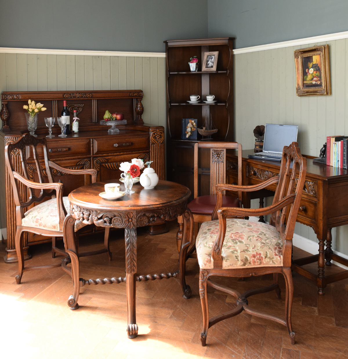 英国アンティークの | 彫がたっぷり入った家具で祖母の思い出を語る部屋