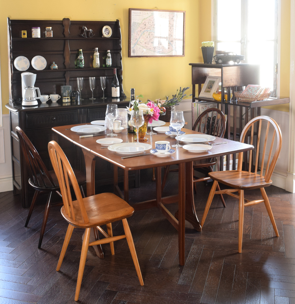 北欧ビンテージの | チョコレート色の床と家具で重厚さを出す北欧スタイルの食卓