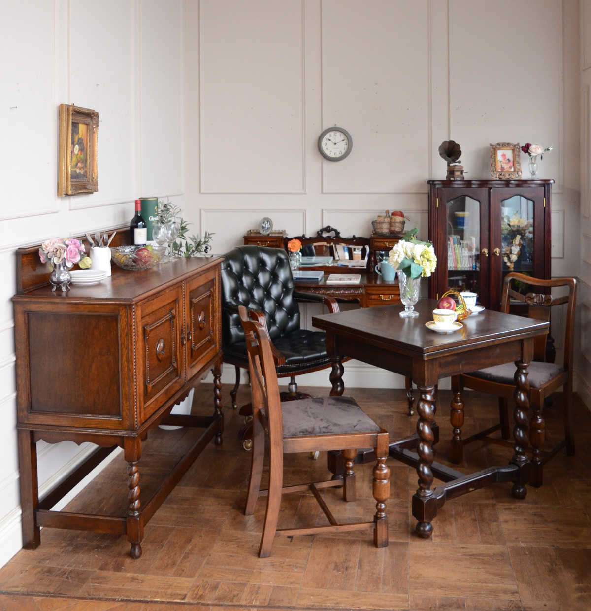 英国アンティークの | 一休み出来るドローリーフと美しいデスクのある書斎