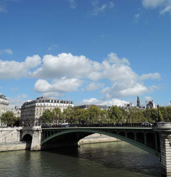 パリで初めて架けられた場所ノートルダム橋