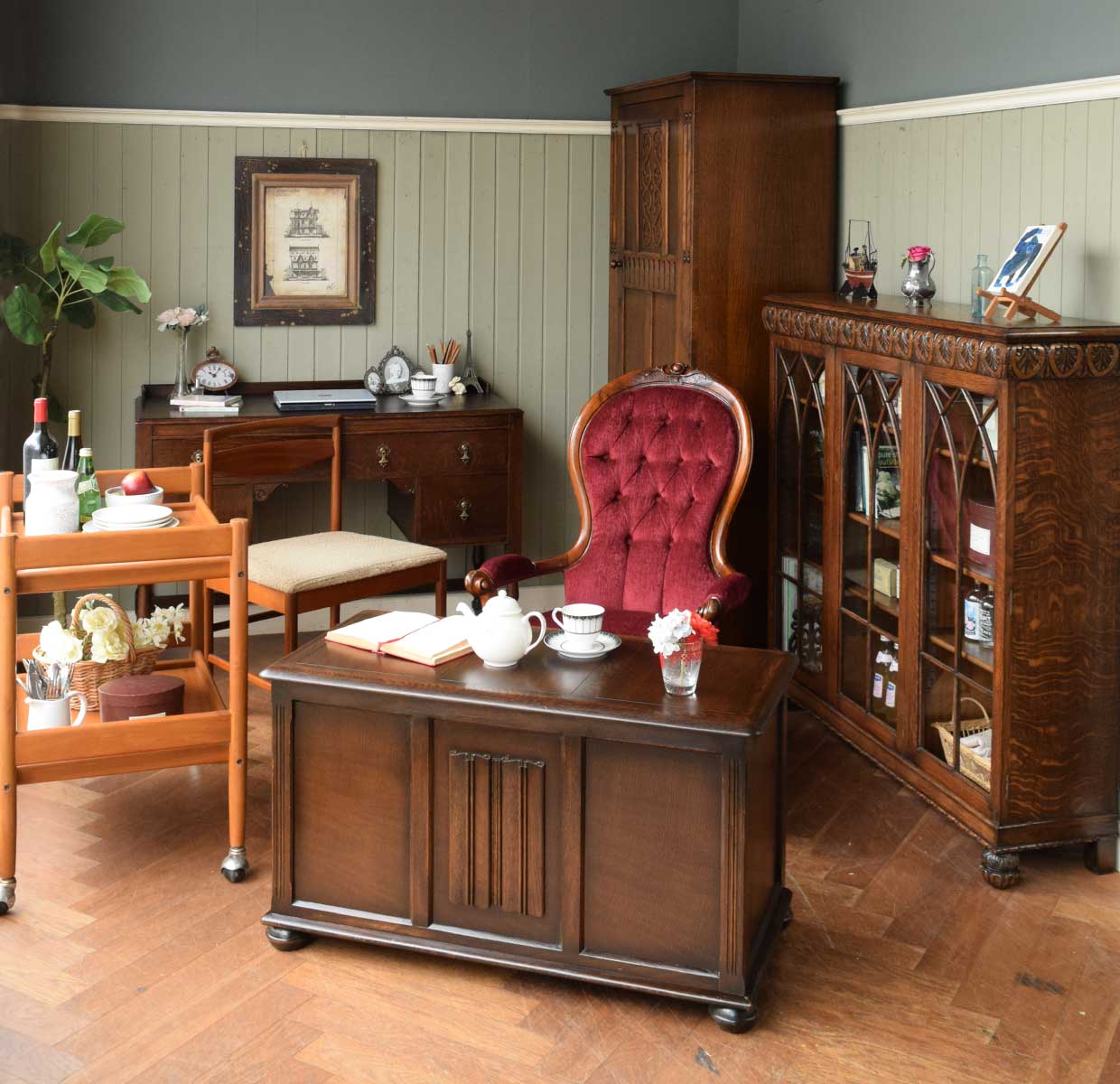 英国アンティークの | 側面まで美しい家具と一緒に仕事をこなす書斎