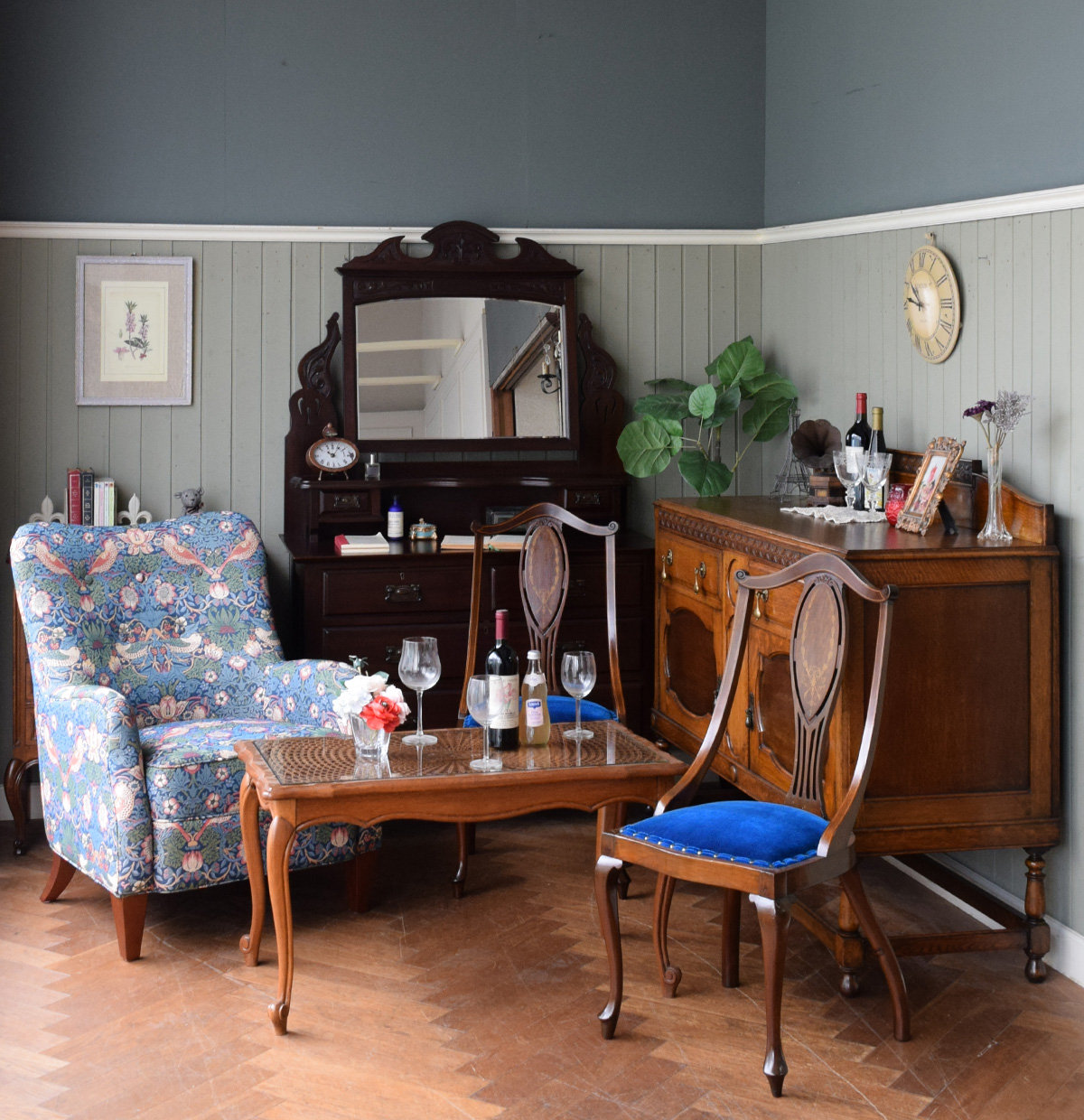 英国クラシックのリビング | 大きな鏡のドレッサーとブルーの座面の椅子の部屋