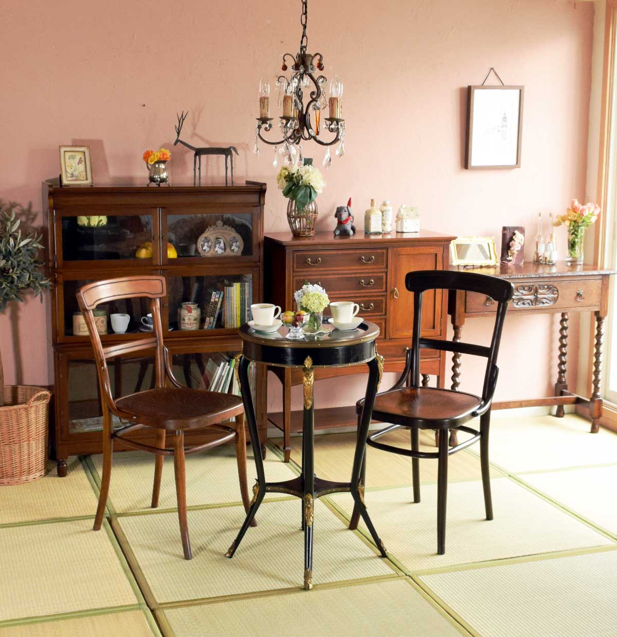 英国クラシックの | 秋晴れの気持ちいい日に畳の上でお茶を楽しむ和室