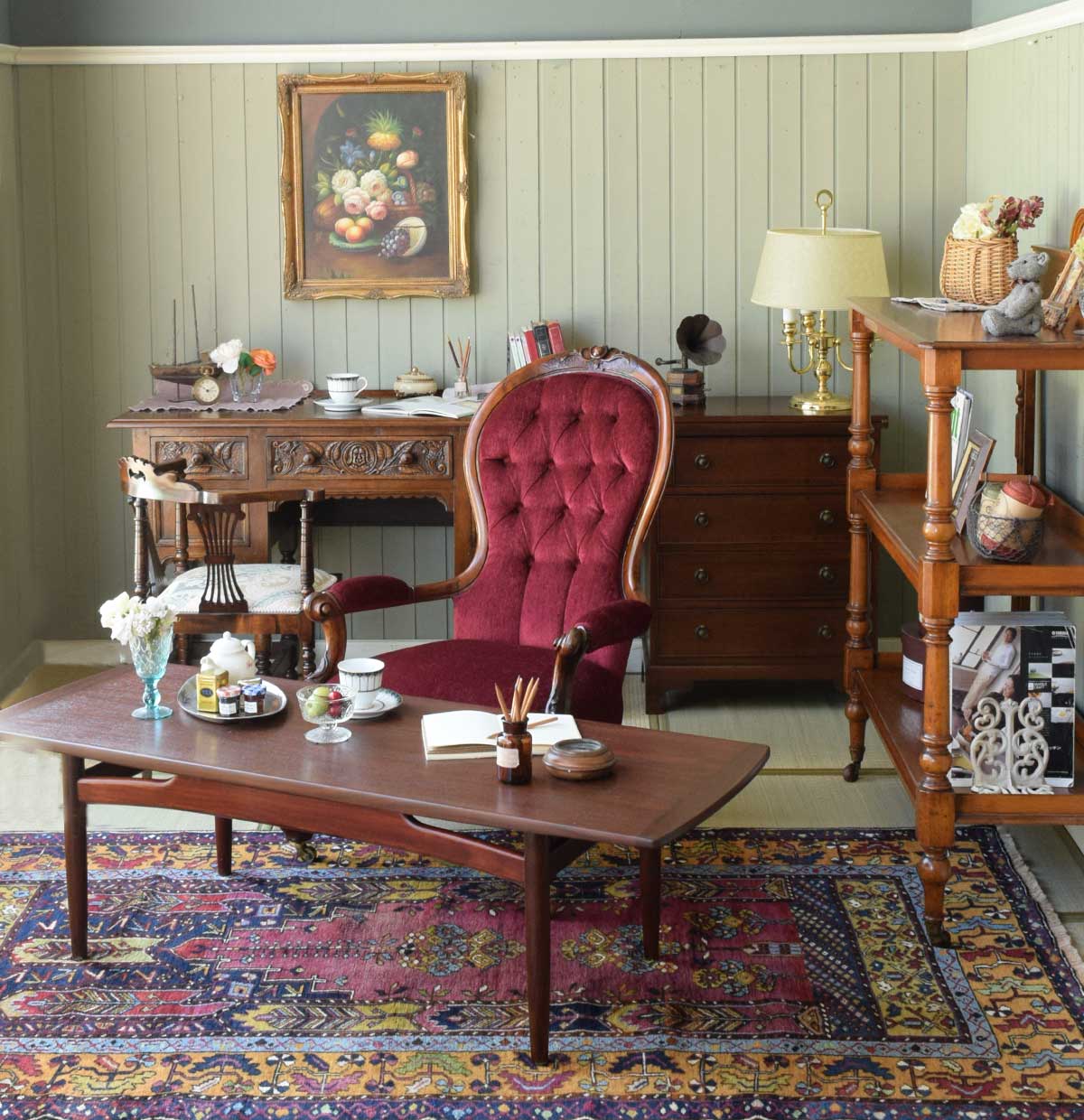 英国アンティークの | 椅子とラグの色合わせがお気に入りの和室