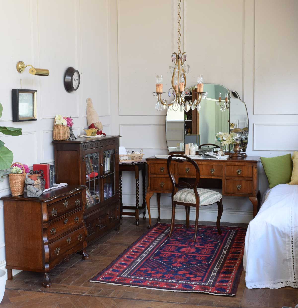 英国アンティークの | 丸い背もたれの椅子と鏡のコラボピクチャーライトがある寝室