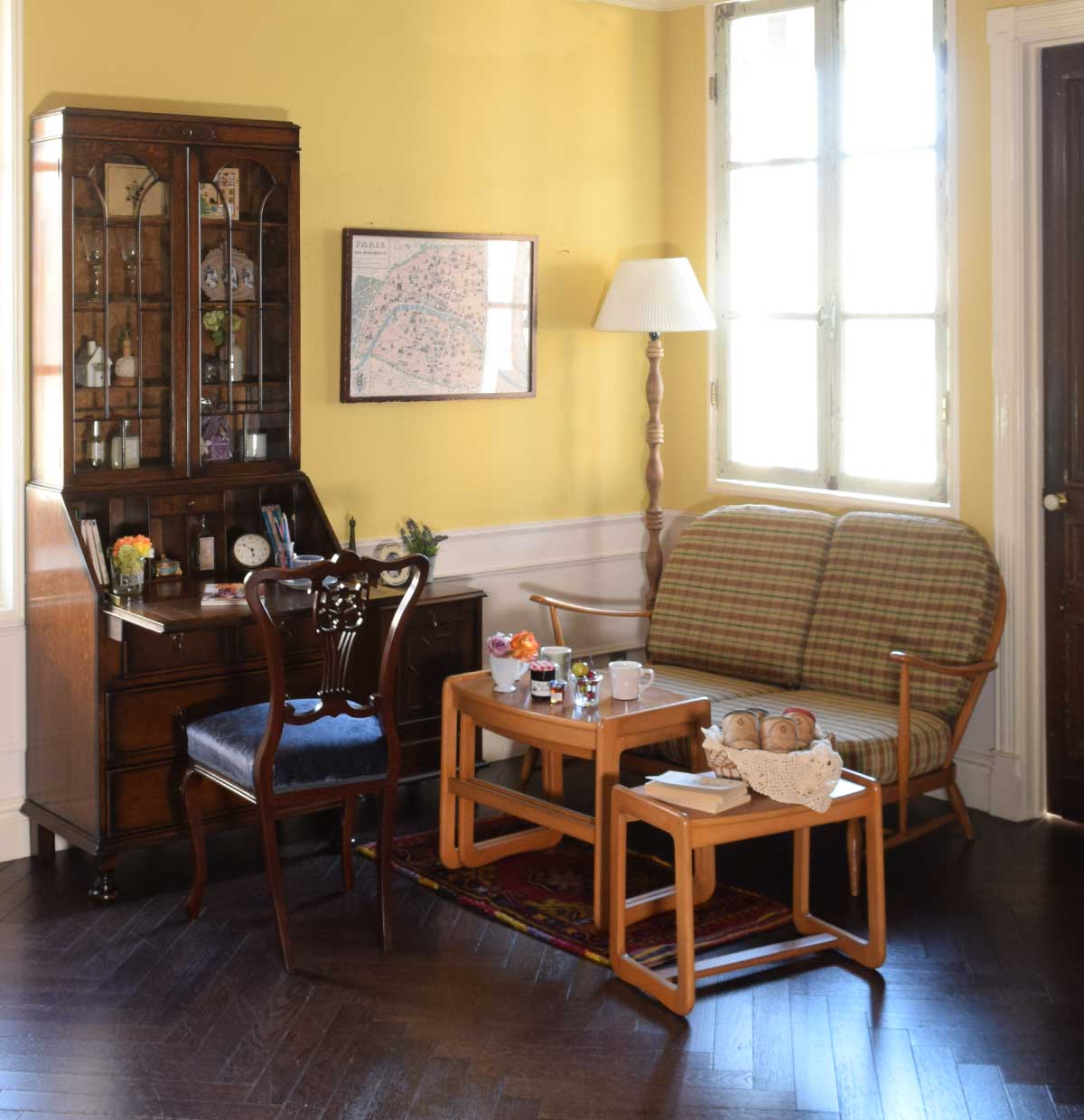 ハンドルスタイルの | 家具のスタイルと色で分けた休憩スペースのある書斎