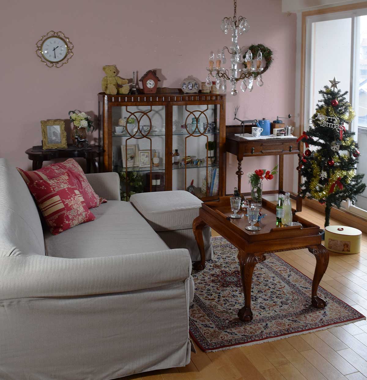 英国アンティークのリビング | クリスマスツリーを眺めながらソファで過ごすリビング