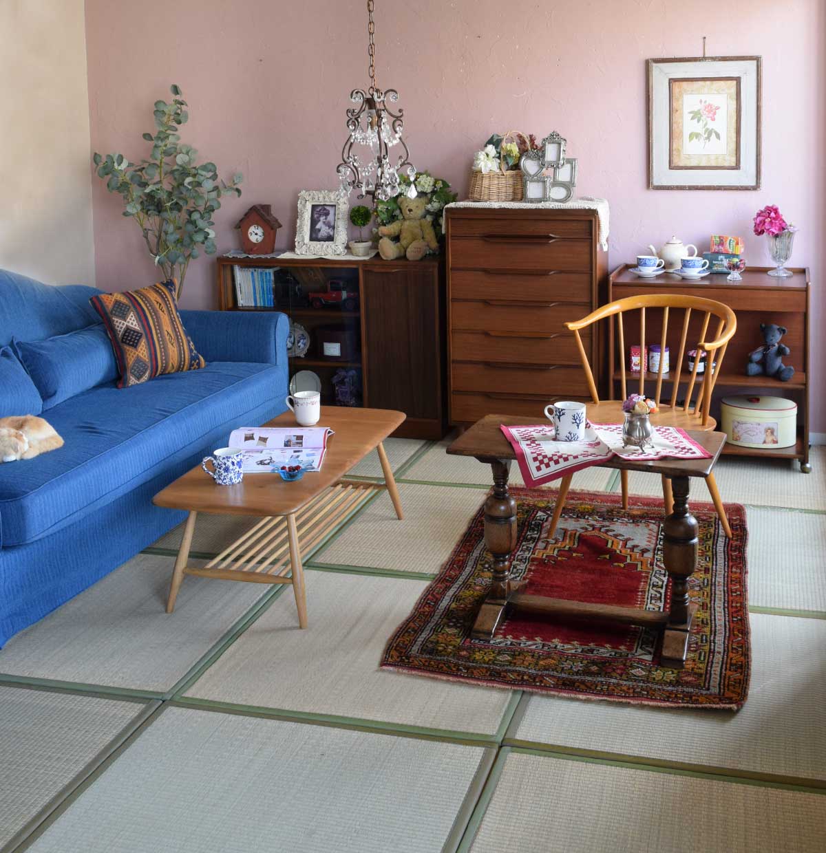 北欧ビンテージの | ピンク色の壁にブルーのソファ凹凸をつけた壁の和室