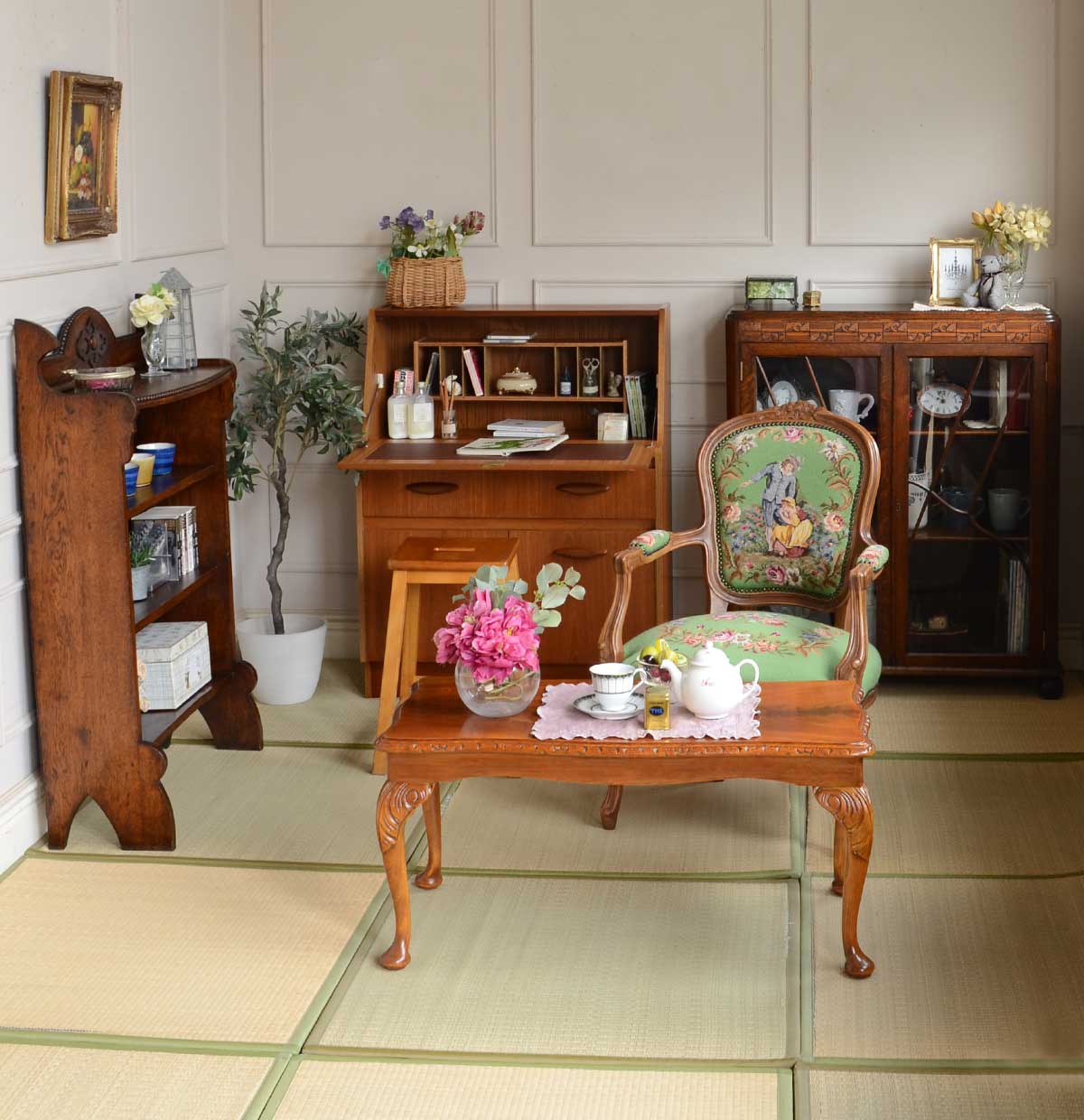 高さと色を揃えた家具で作る和室スタイルの書斎