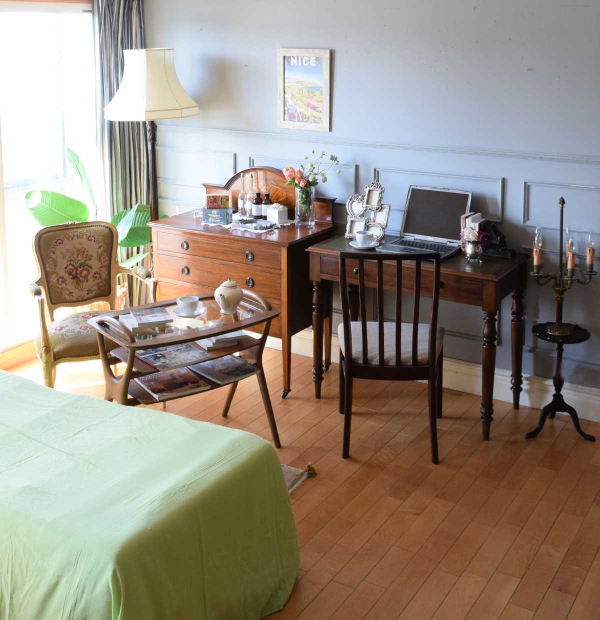 英国アンティークの | 爽やかなグリーンとのコラボマホガニー材の家具を使った寝室