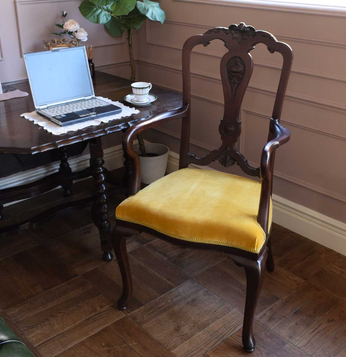 英国アンティークの美しい椅子、マホガニー材のアンティークアーム
