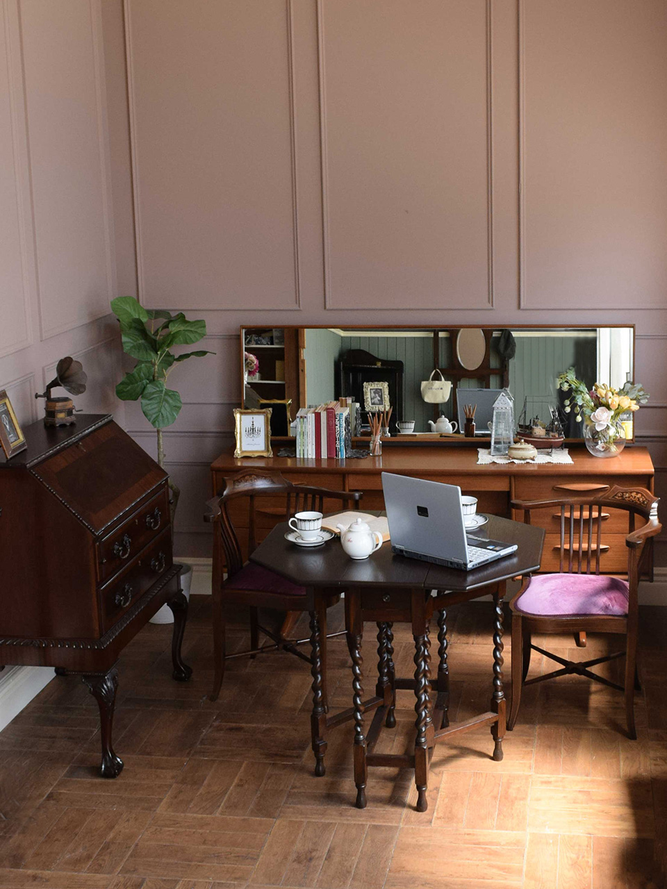 英国クラシックの | デザイン事務所をイメージしたビンテージのある書斎