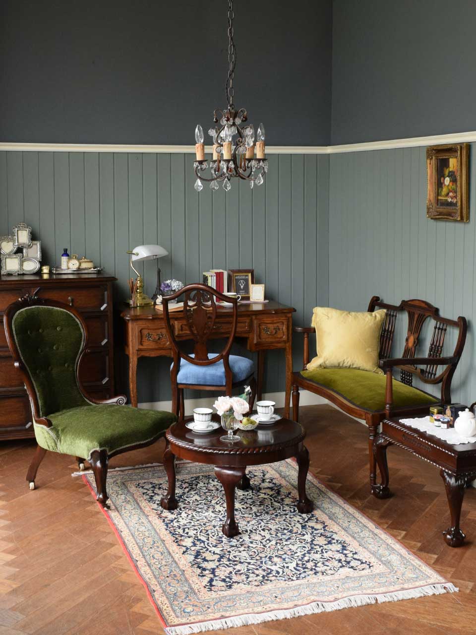 英国アンティークの | デスクと絨毯で華をプラスしたサロンチェアのある書斎