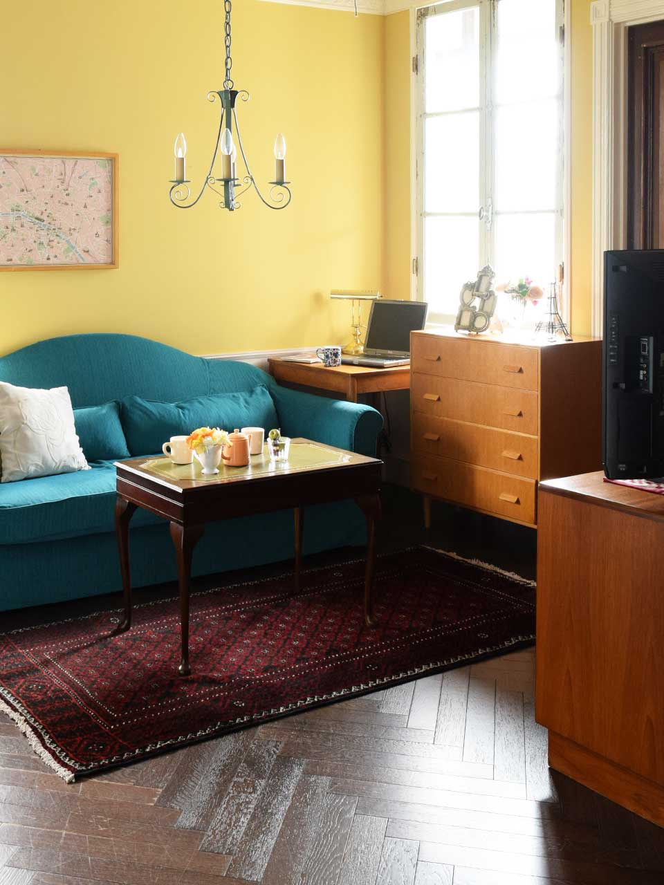 北欧ビンテージのリビング | 8畳のリビングでソファとくつろぐビンテージと暮らす部屋