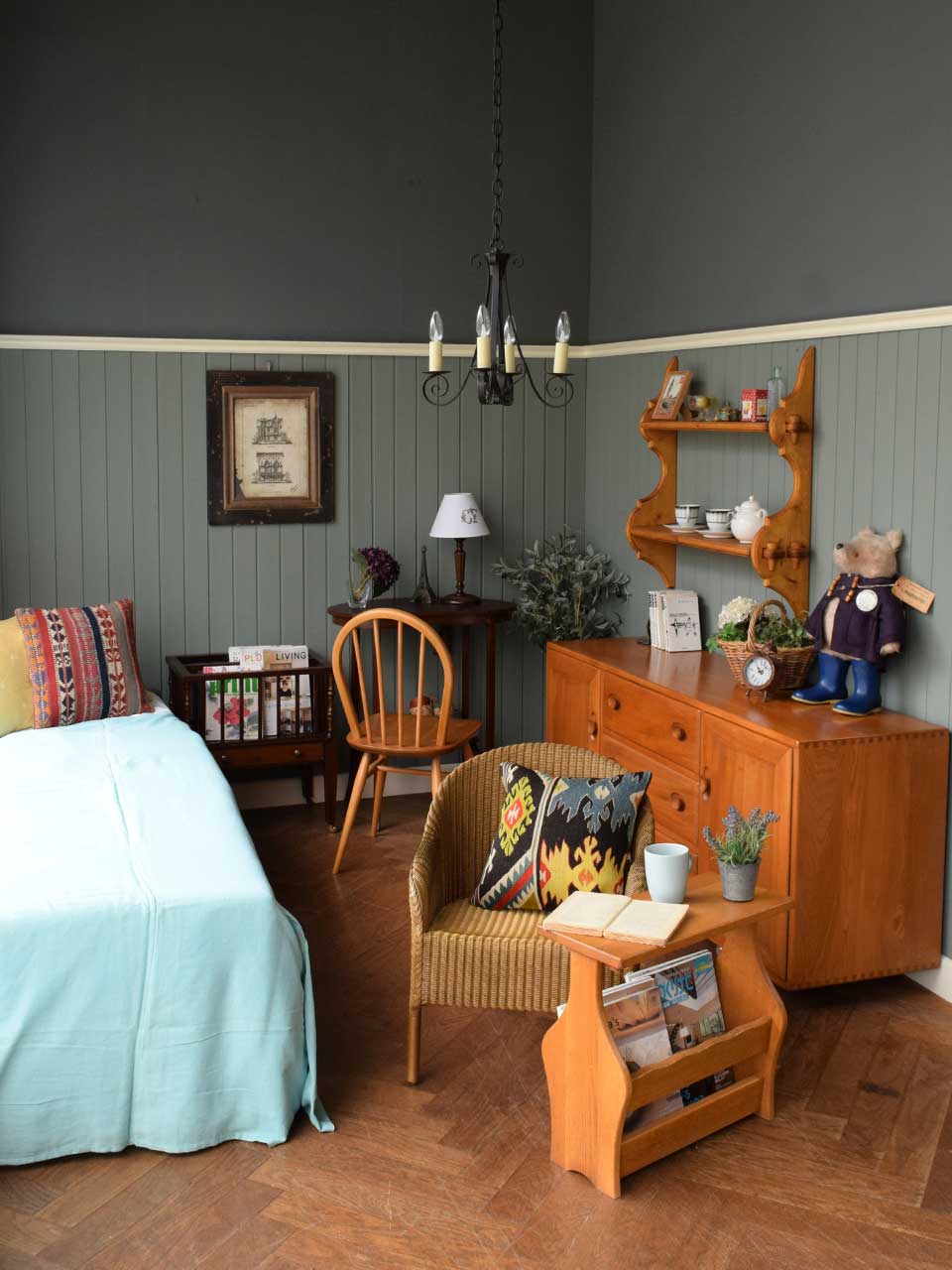 北欧ビンテージの | オールドキリムのクッションが主役ゆっくり眠る春の寝室
