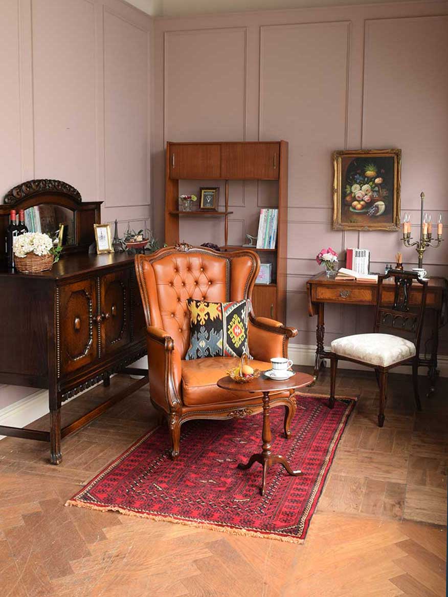 英国アンティークの | カッコいい1人掛け椅子のあるバタフライデスクのある書斎
