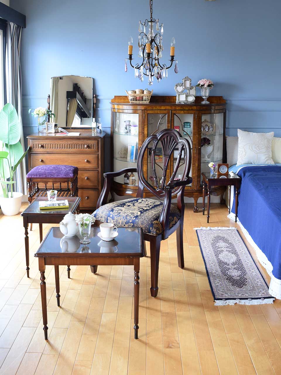 英国アンティークの | 脚触りのいいペルシャ絨毯がある英国スタイルの寝室