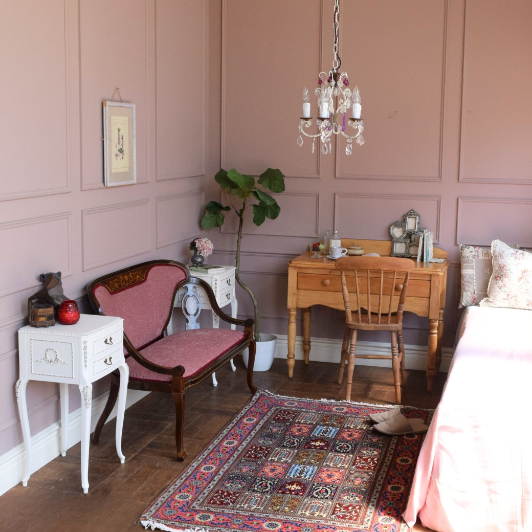 ナチュラルカントリーの | セティの両脇にサイドチェストをシンメトリーに配置した寝室