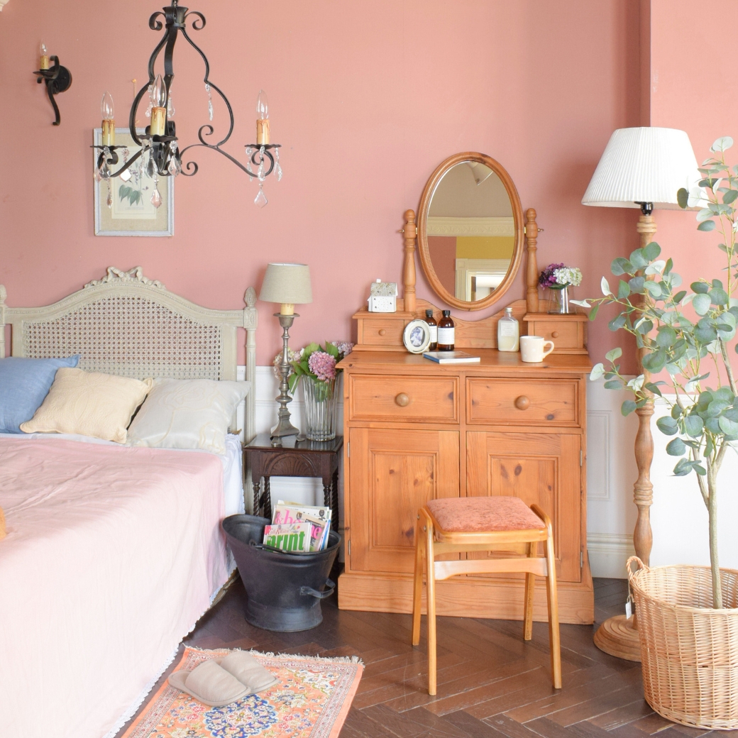 ナチュラルカントリーの | いろんな灯りで夜を過ごす、ゴルフコンペ前日の寝室