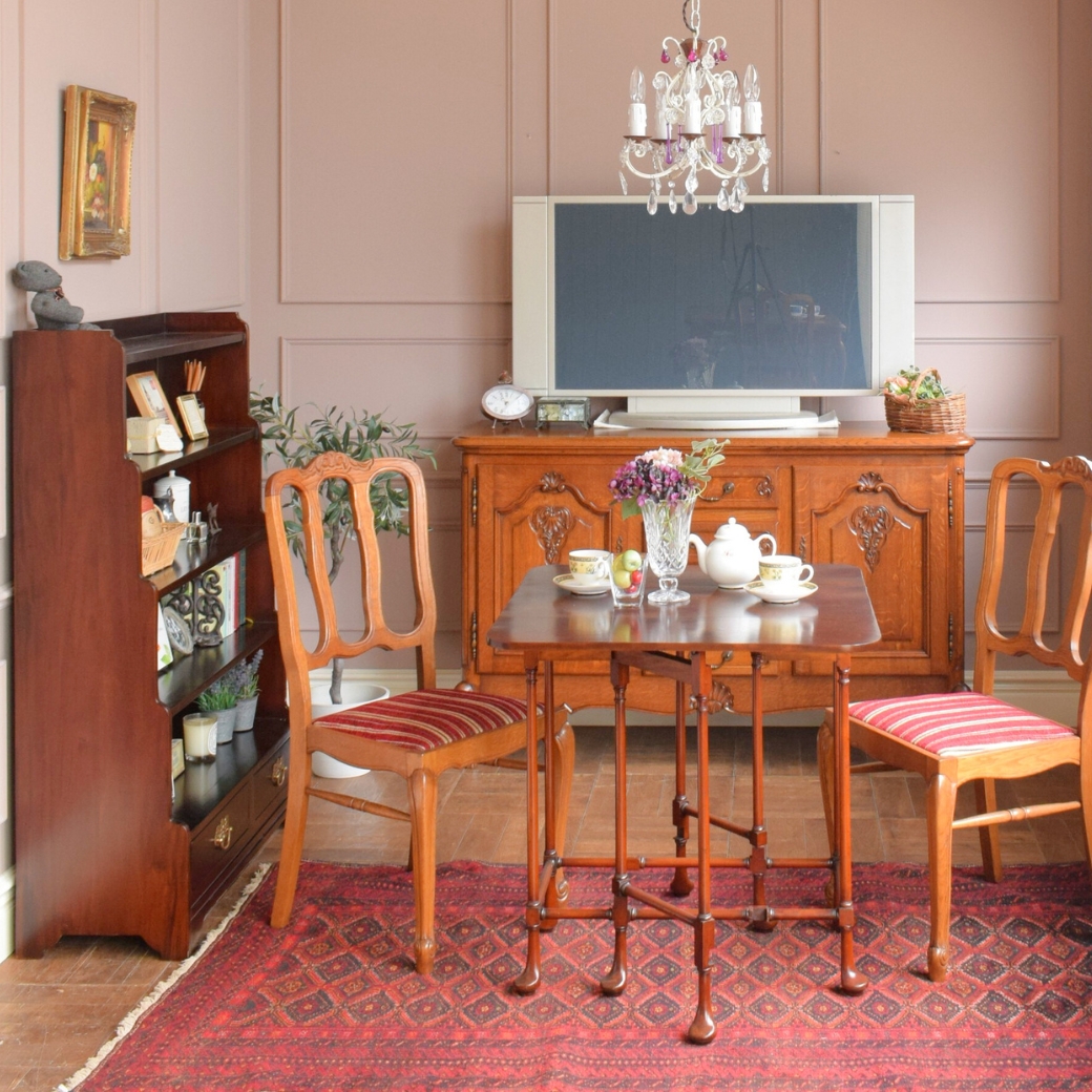 フレンチエレガントのリビング | 同じ灯りの下、夫婦で過ごす映画と読書の時間